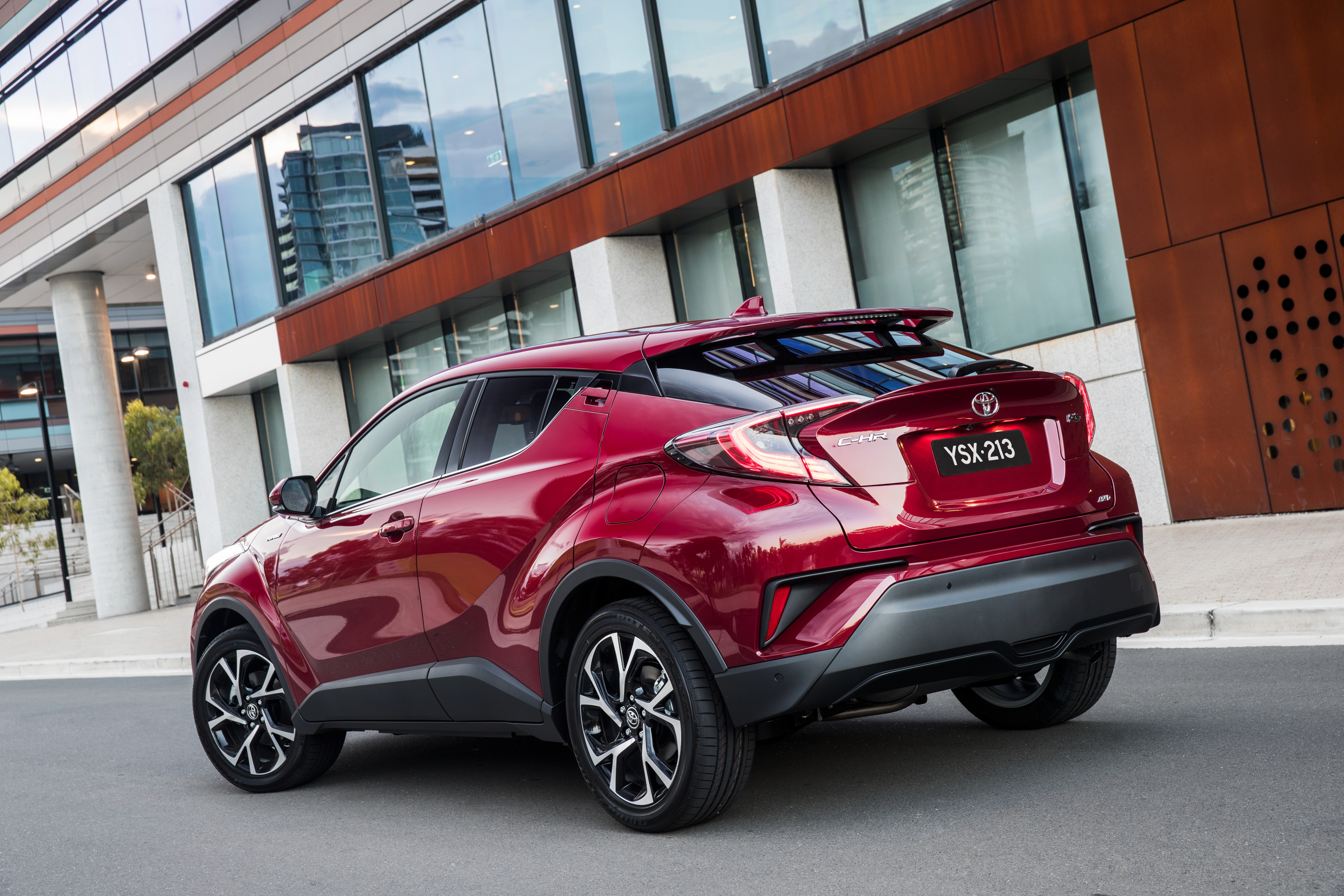 Автосалон: Toyota C-HR