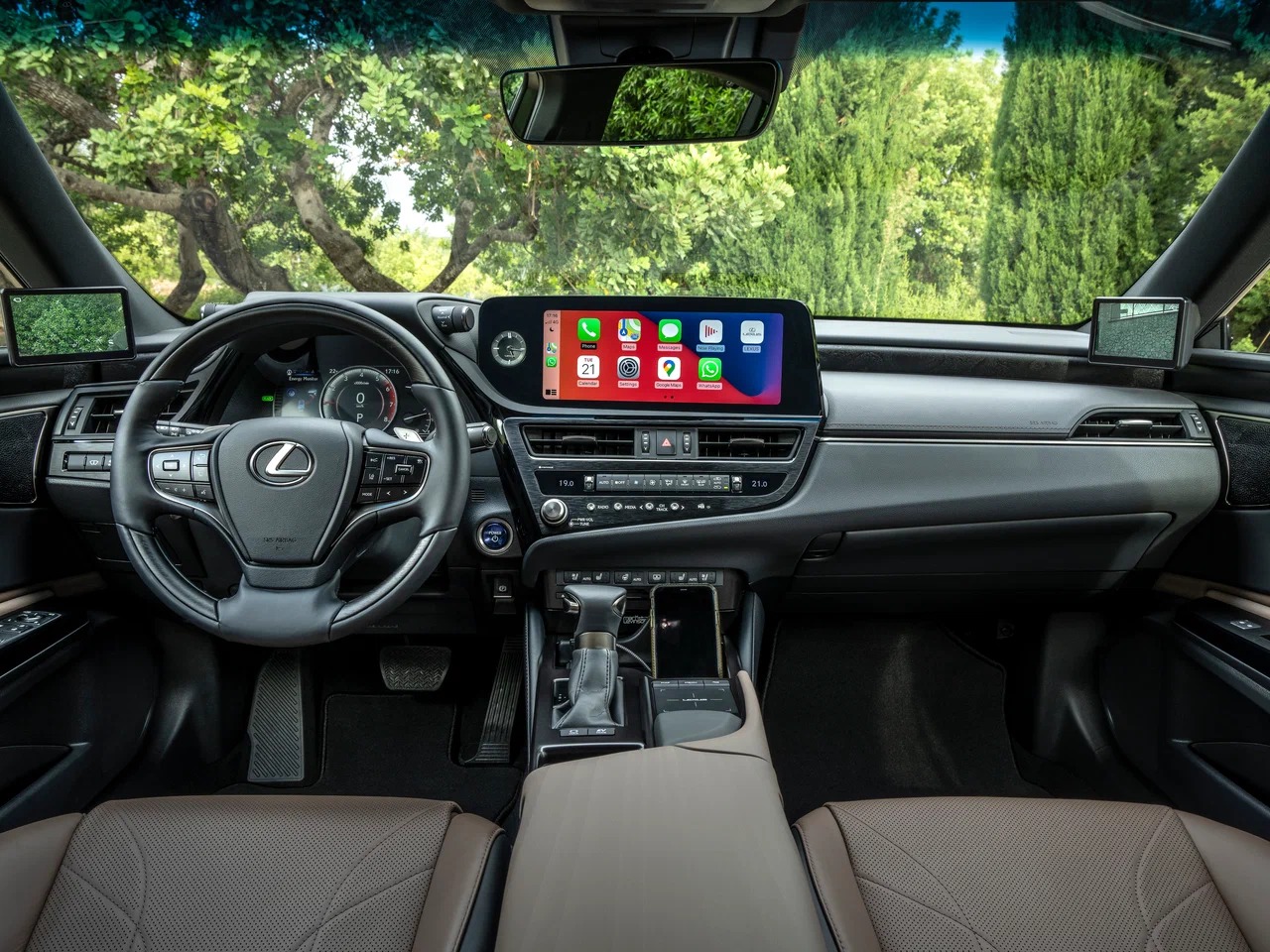 Автосалон: Lexus ES