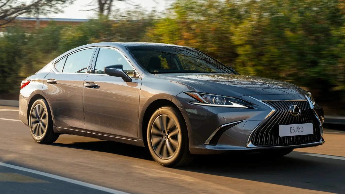 Автосалон: Lexus ES