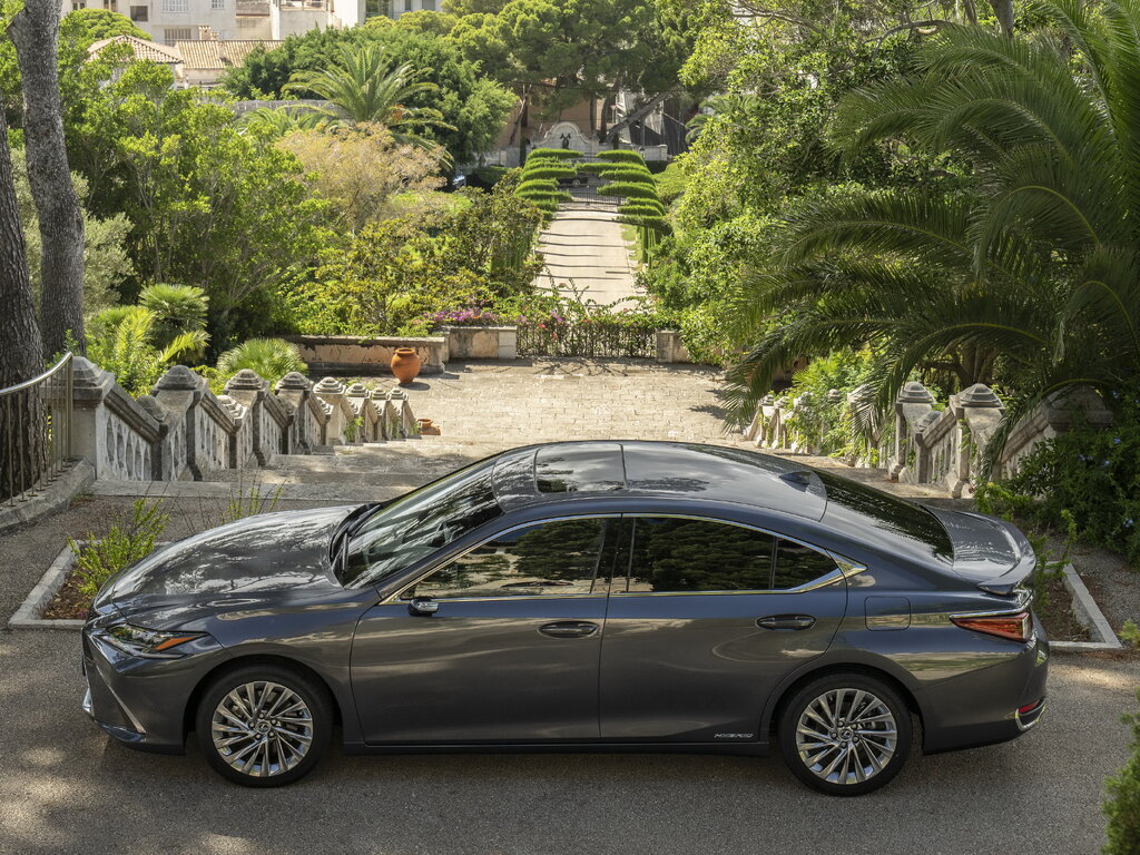 Автосалон: Lexus ES
