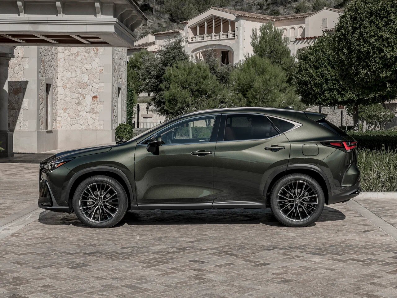 Автосалон: Lexus NX
