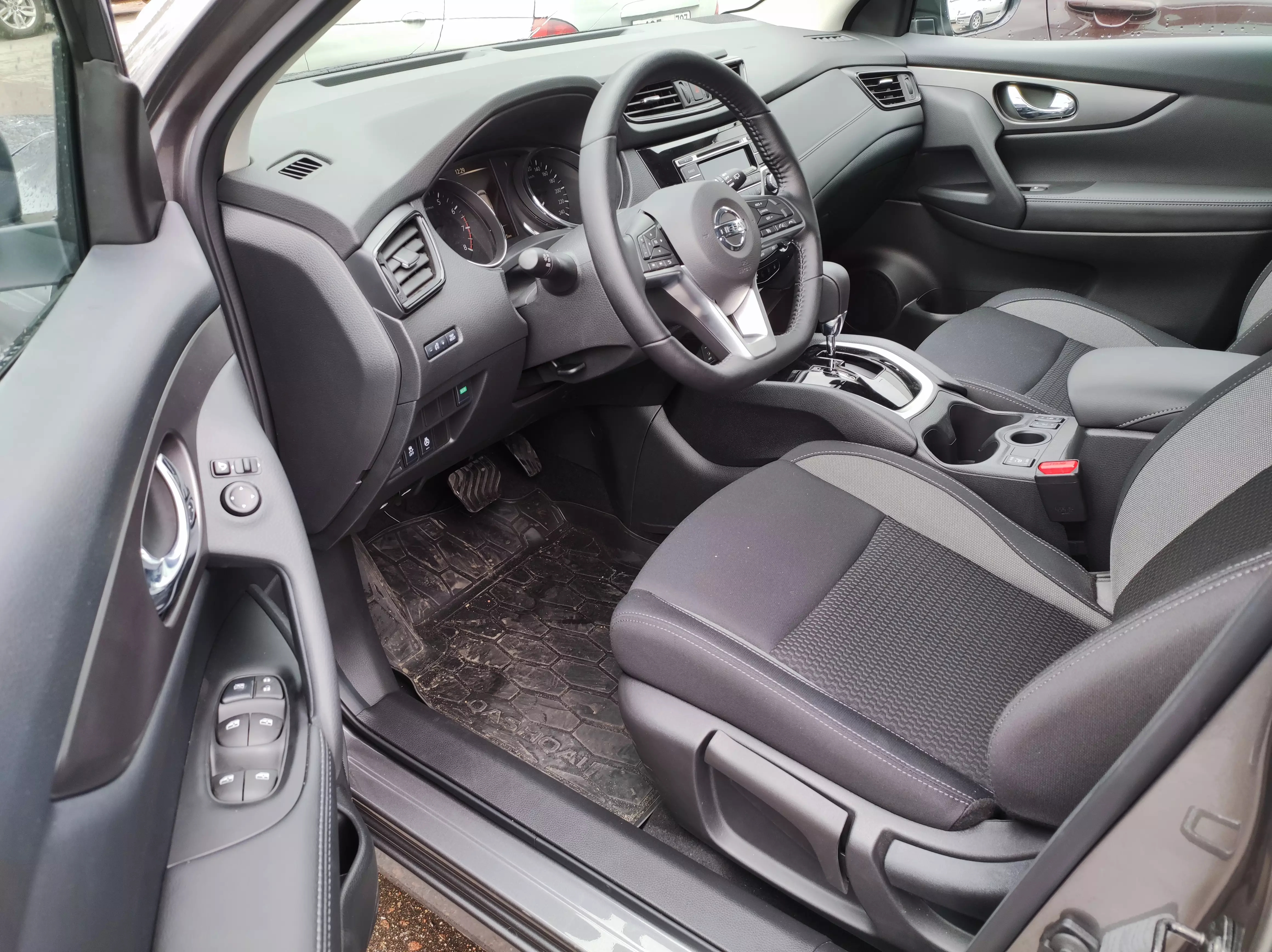 Автосалон: Nissan Qashqai