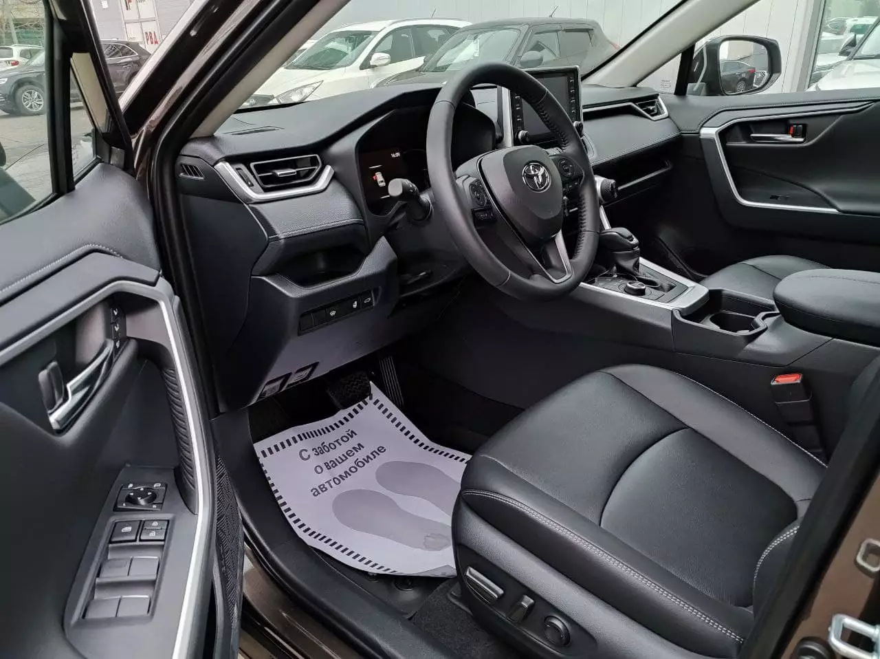 Автосалон: Toyota Rav4