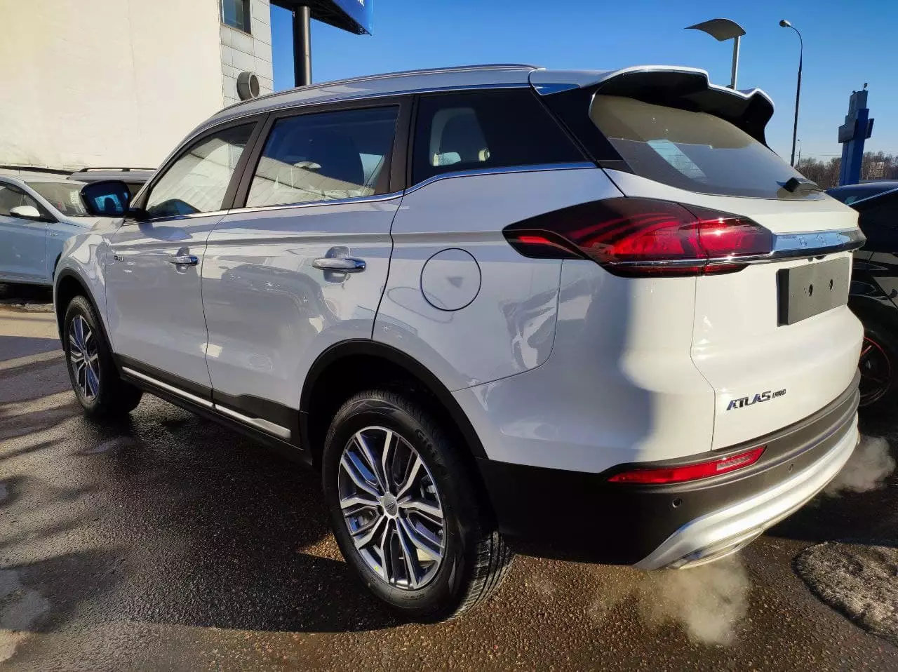 Автосалон: Geely Atlas Pro