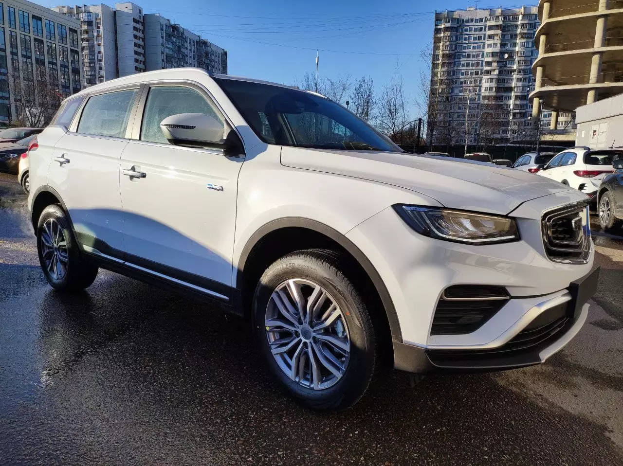 Автосалон: Geely Atlas Pro