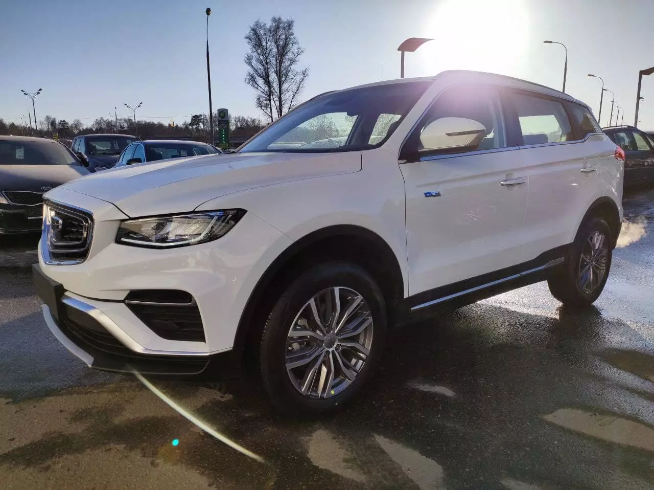 Автосалон: Geely Atlas Pro