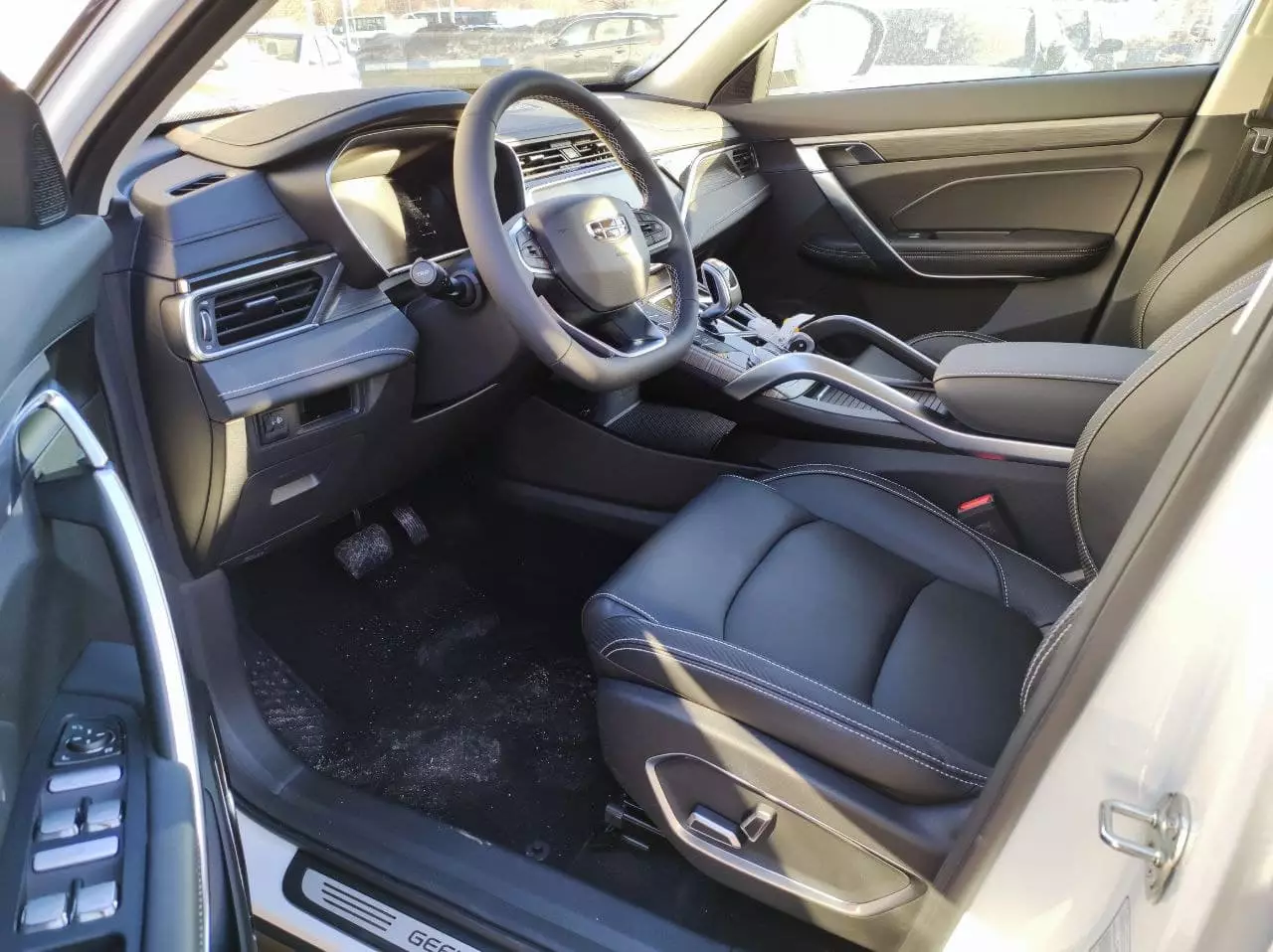 Автосалон: Geely Atlas Pro