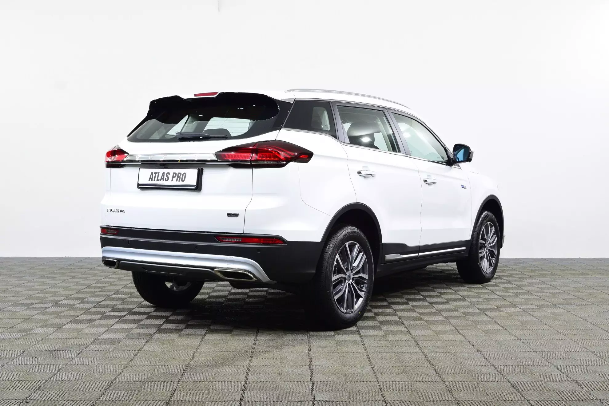 Автосалон: Geely Atlas Pro