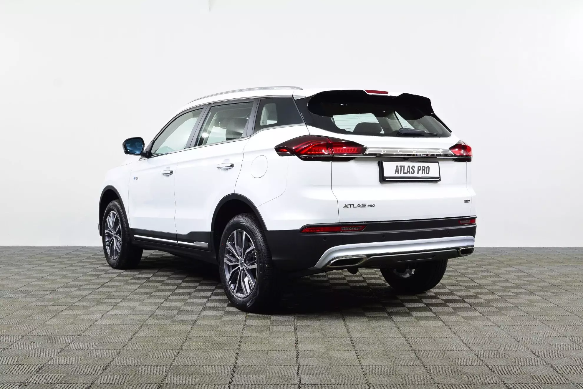 Автосалон: Geely Atlas Pro