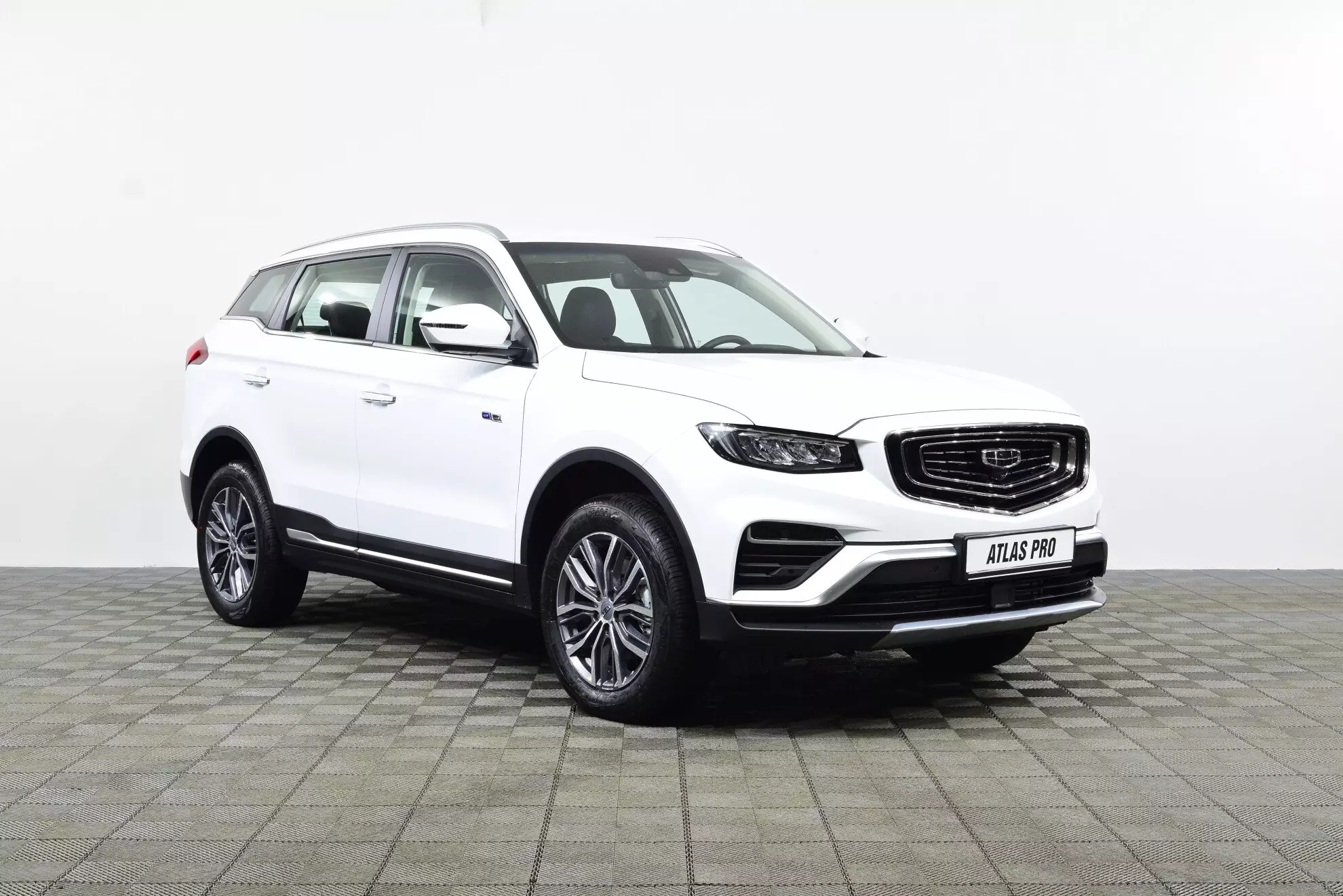 Автосалон: Geely Atlas Pro