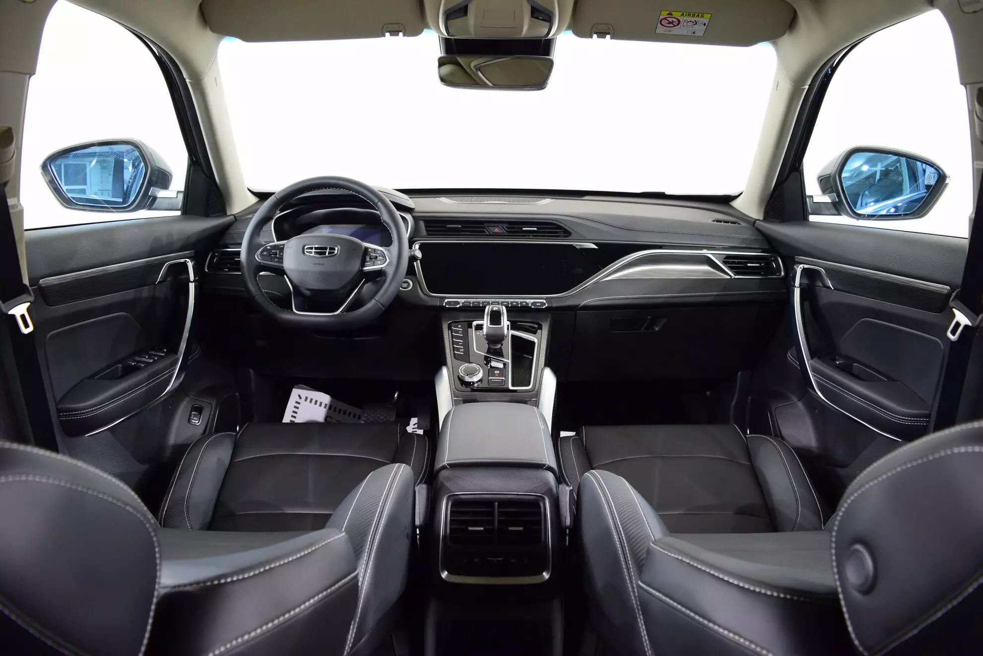 Автосалон: Geely Atlas Pro