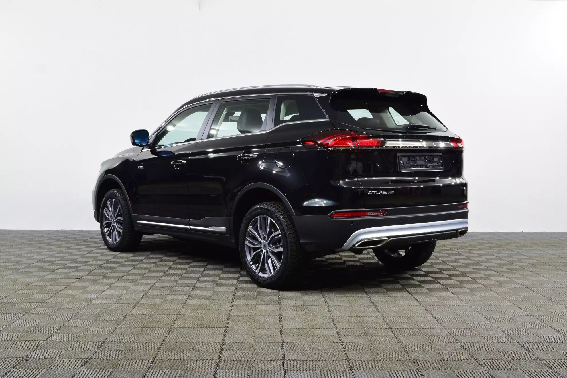 Автосалон: Geely Atlas Pro