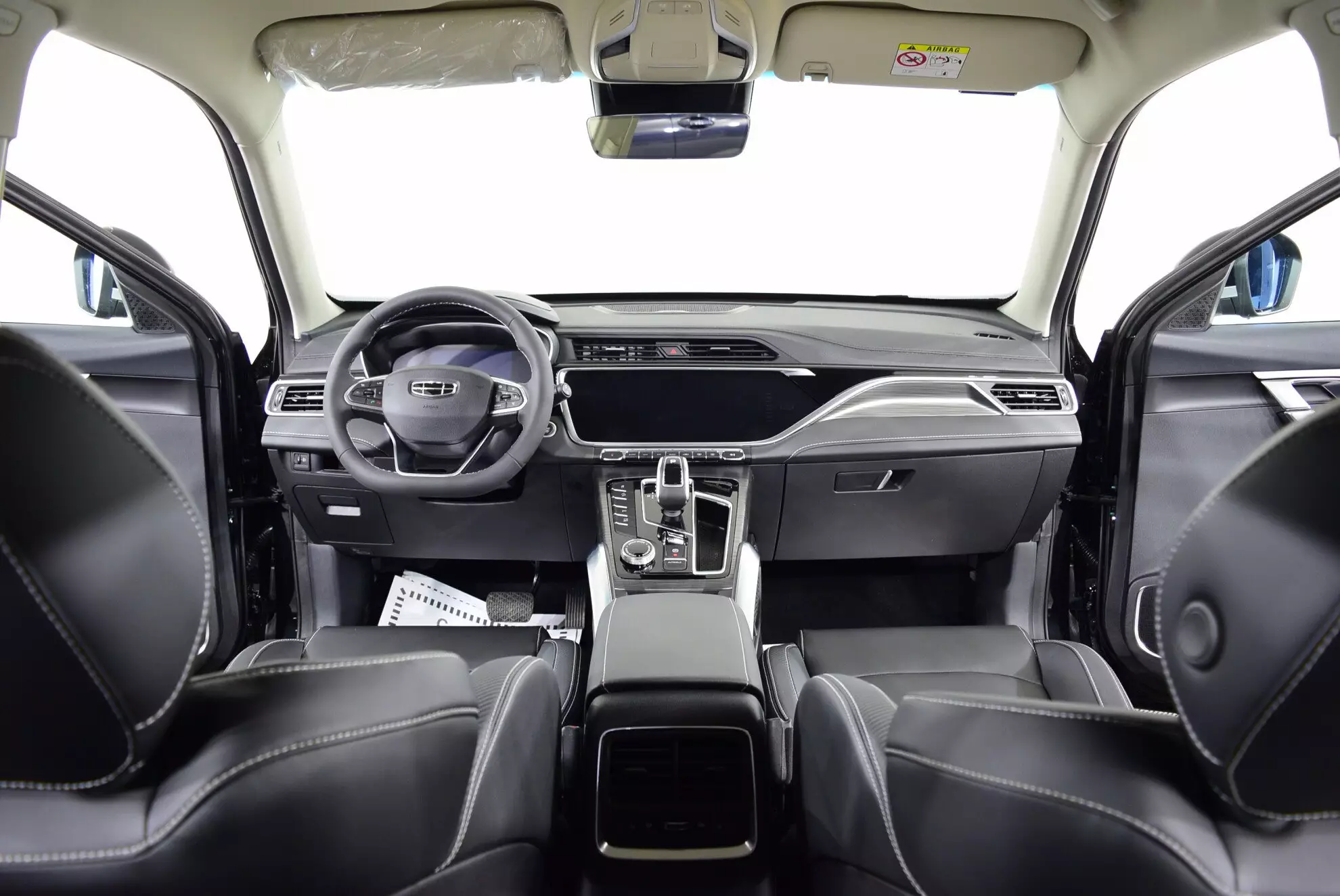 Автосалон: Geely Atlas Pro