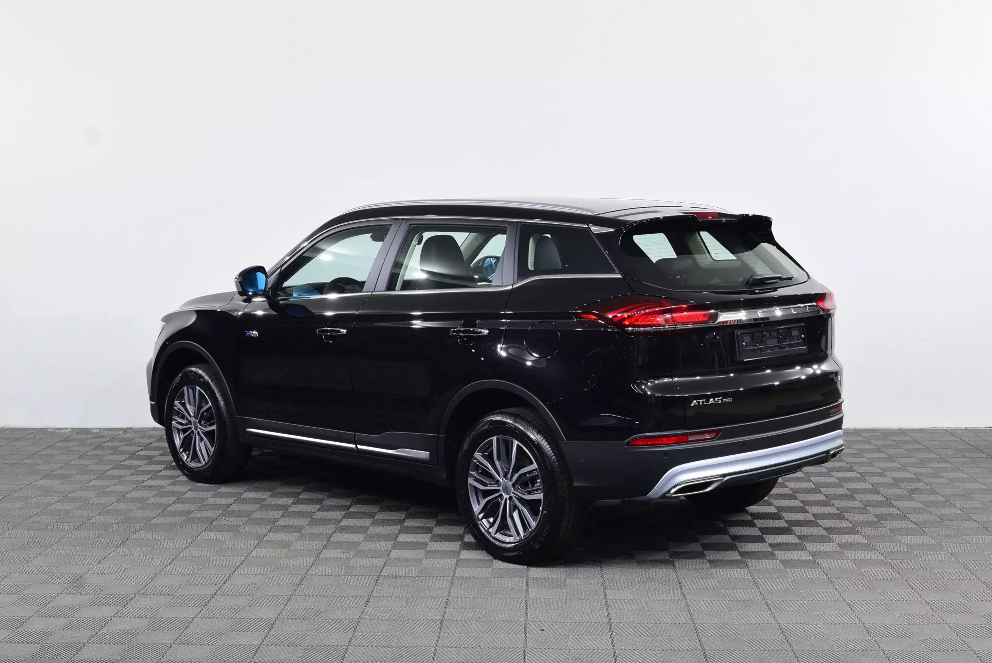 Автосалон: Geely Atlas Pro