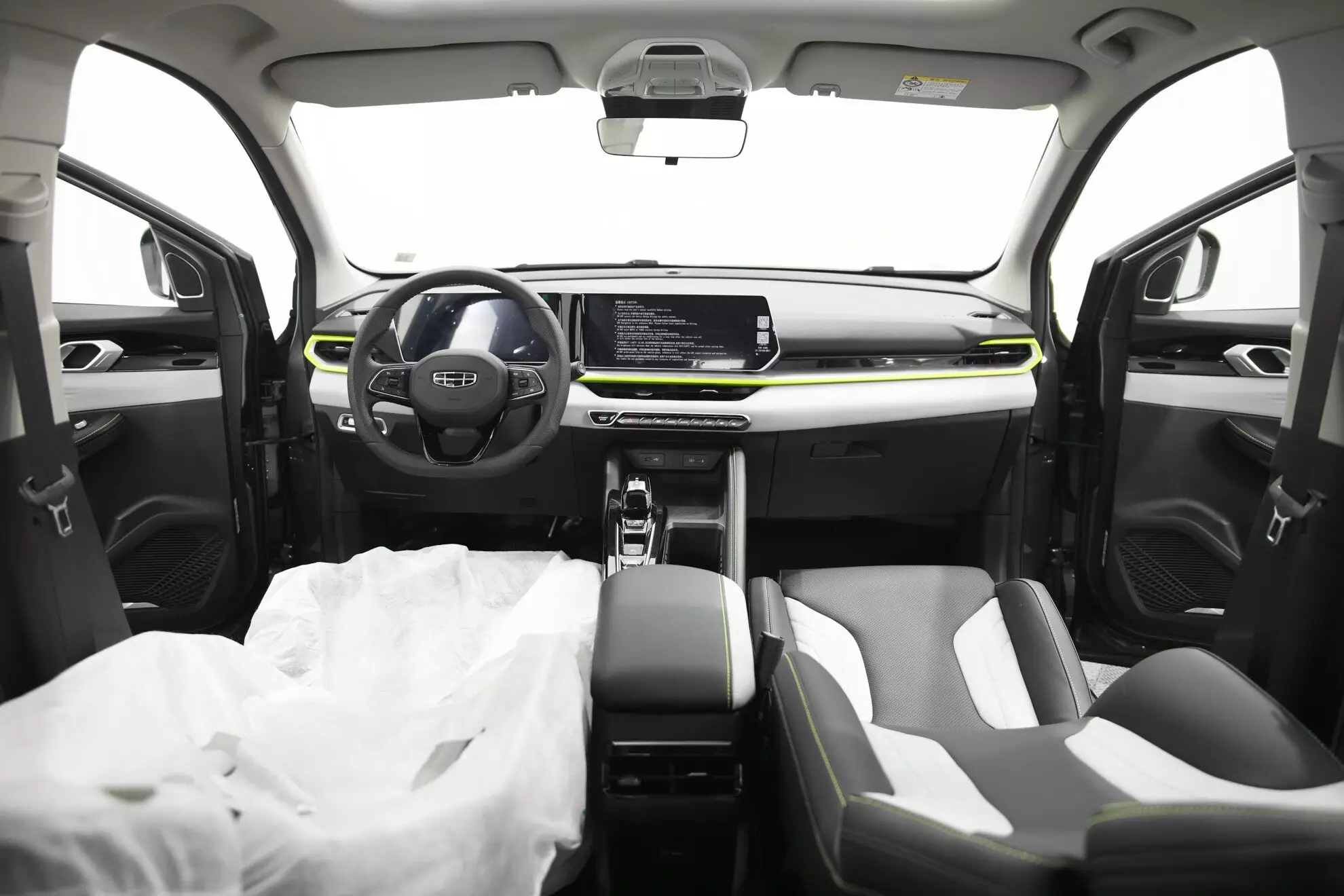 Автосалон: Geely Coolray
