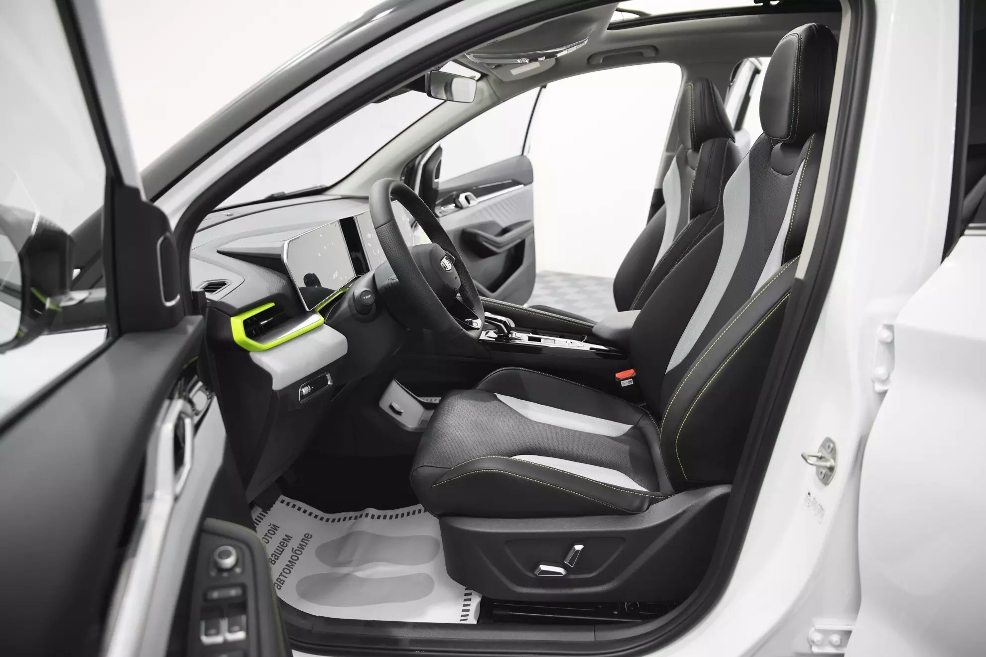 Автосалон: Geely Coolray