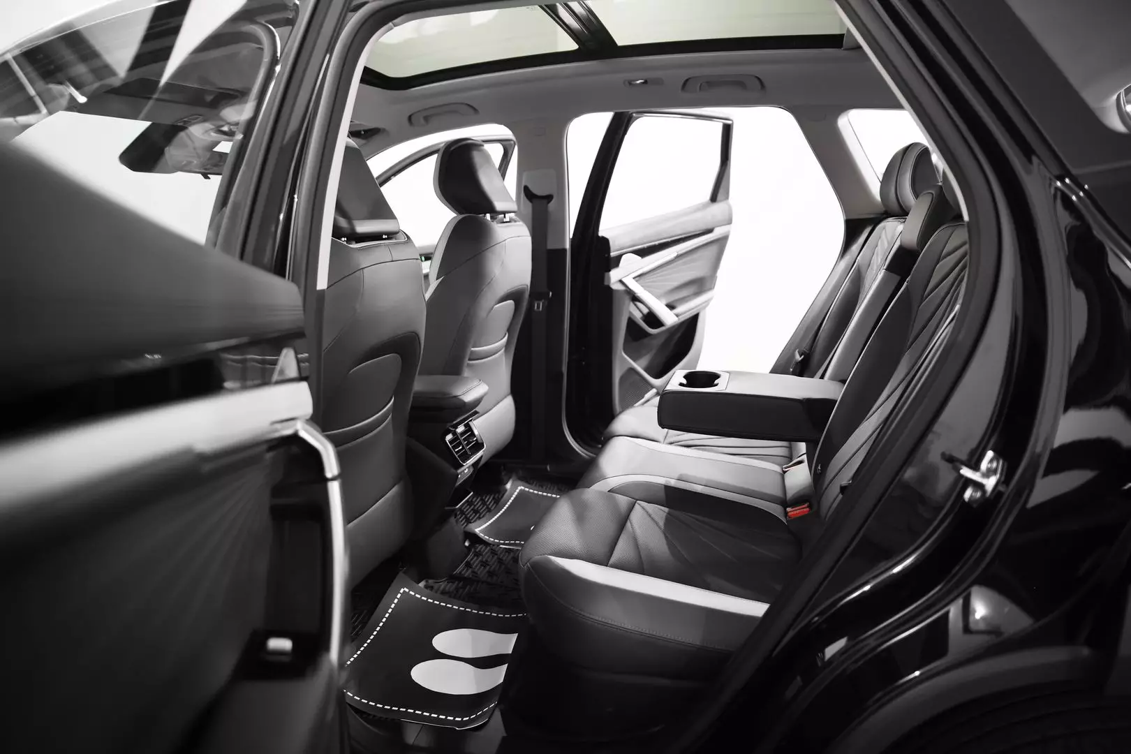 Автосалон: Geely Atlas New