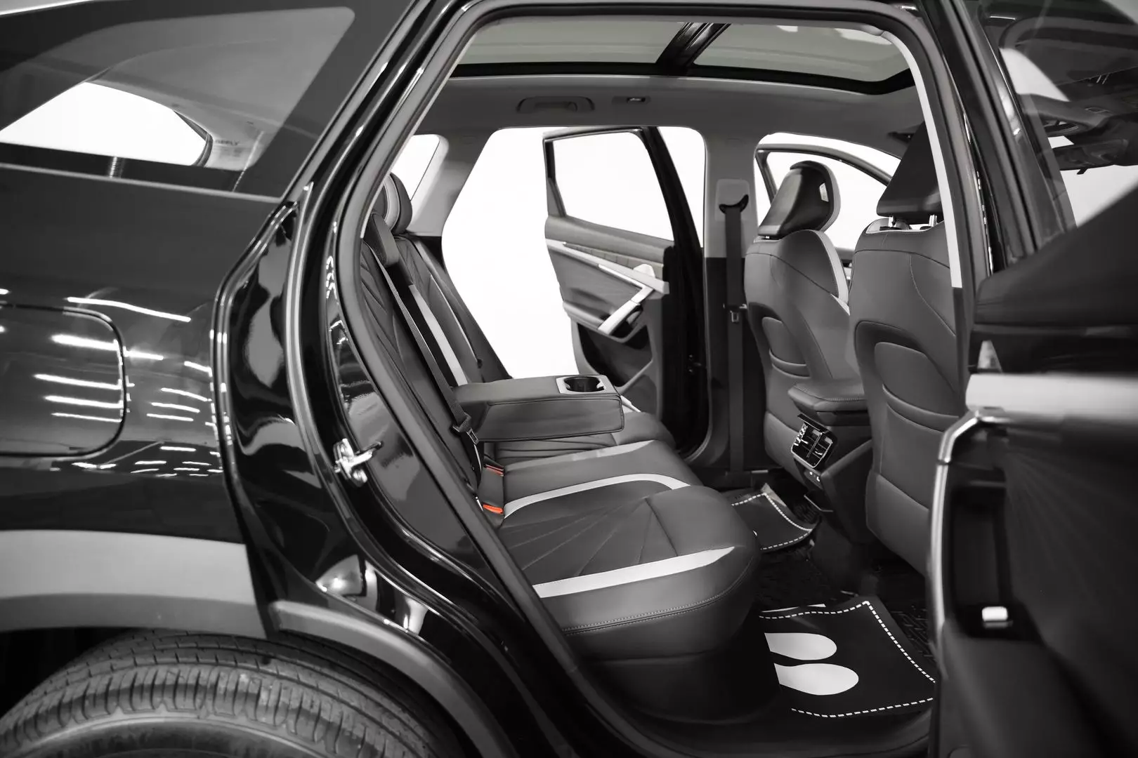 Автосалон: Geely Atlas New