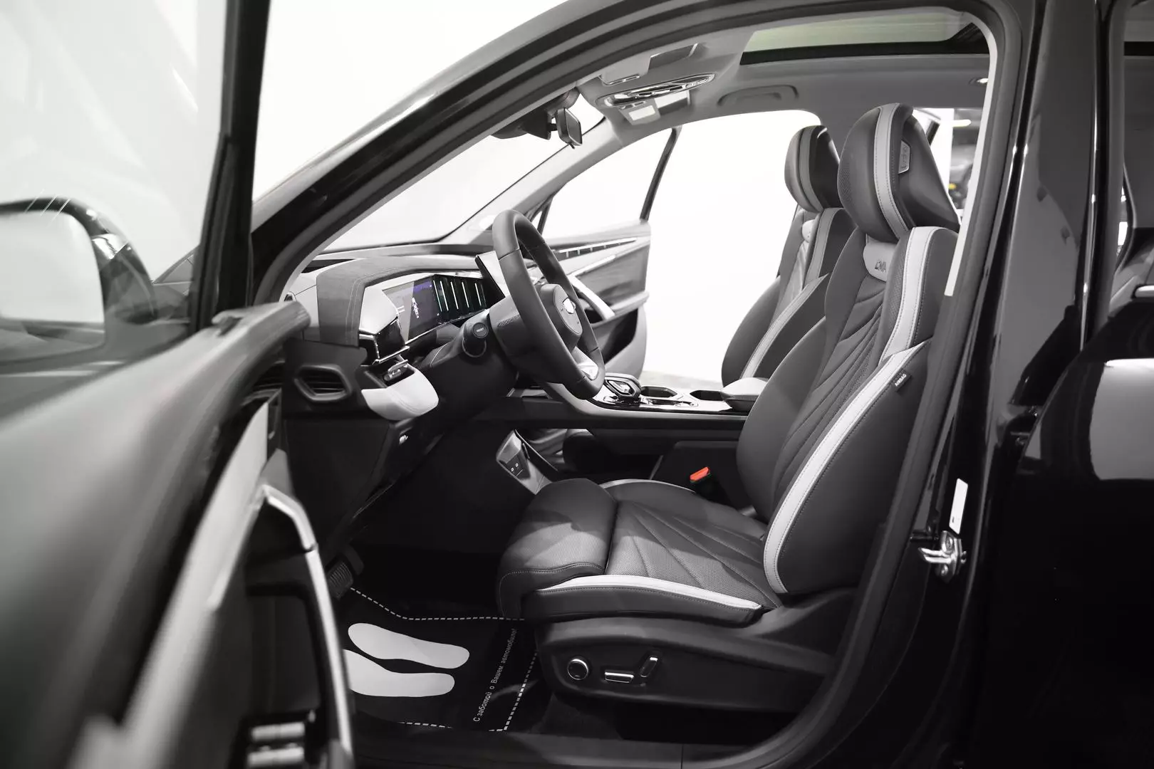Автосалон: Geely Atlas New