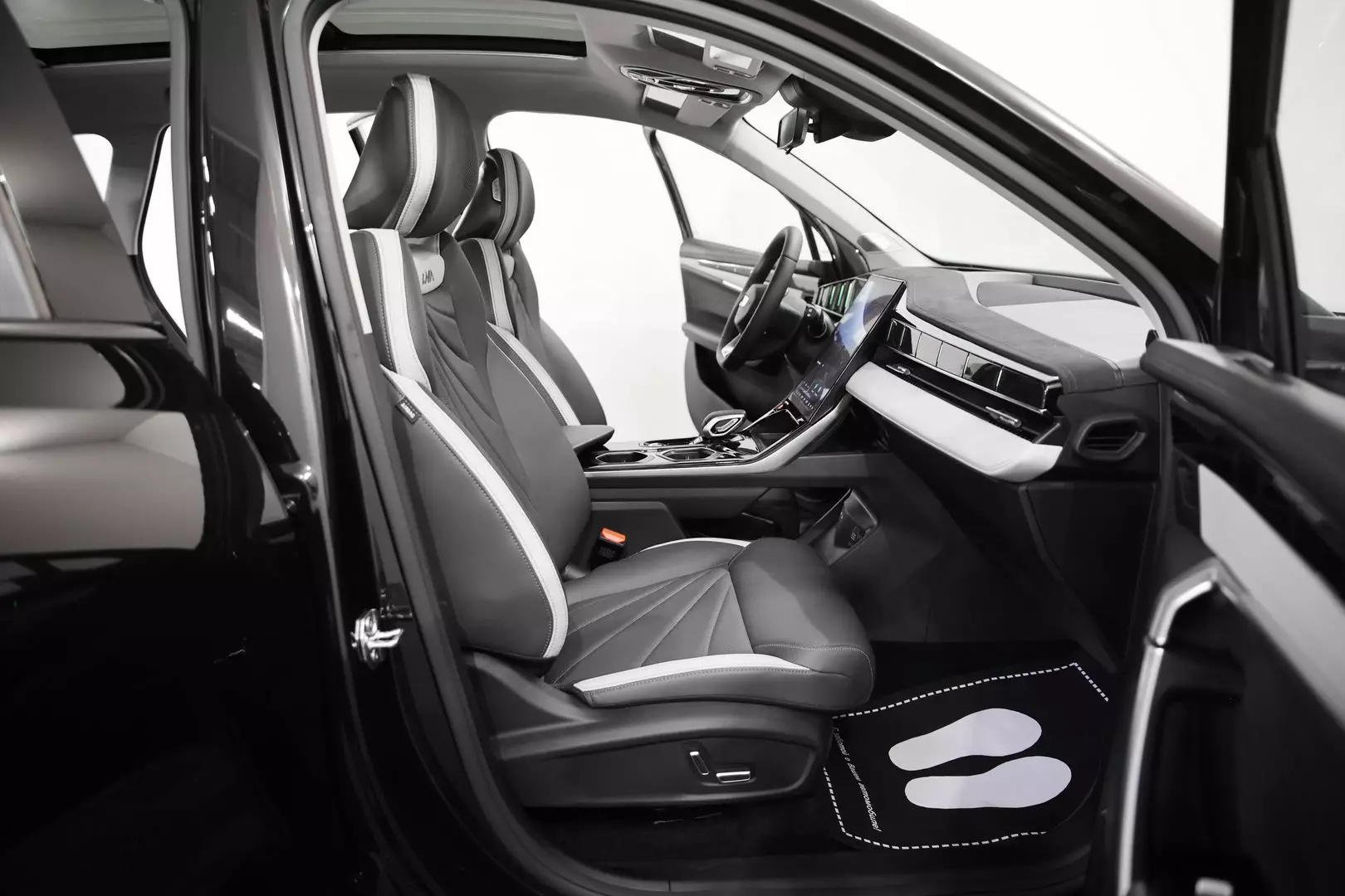 Автосалон: Geely Atlas New