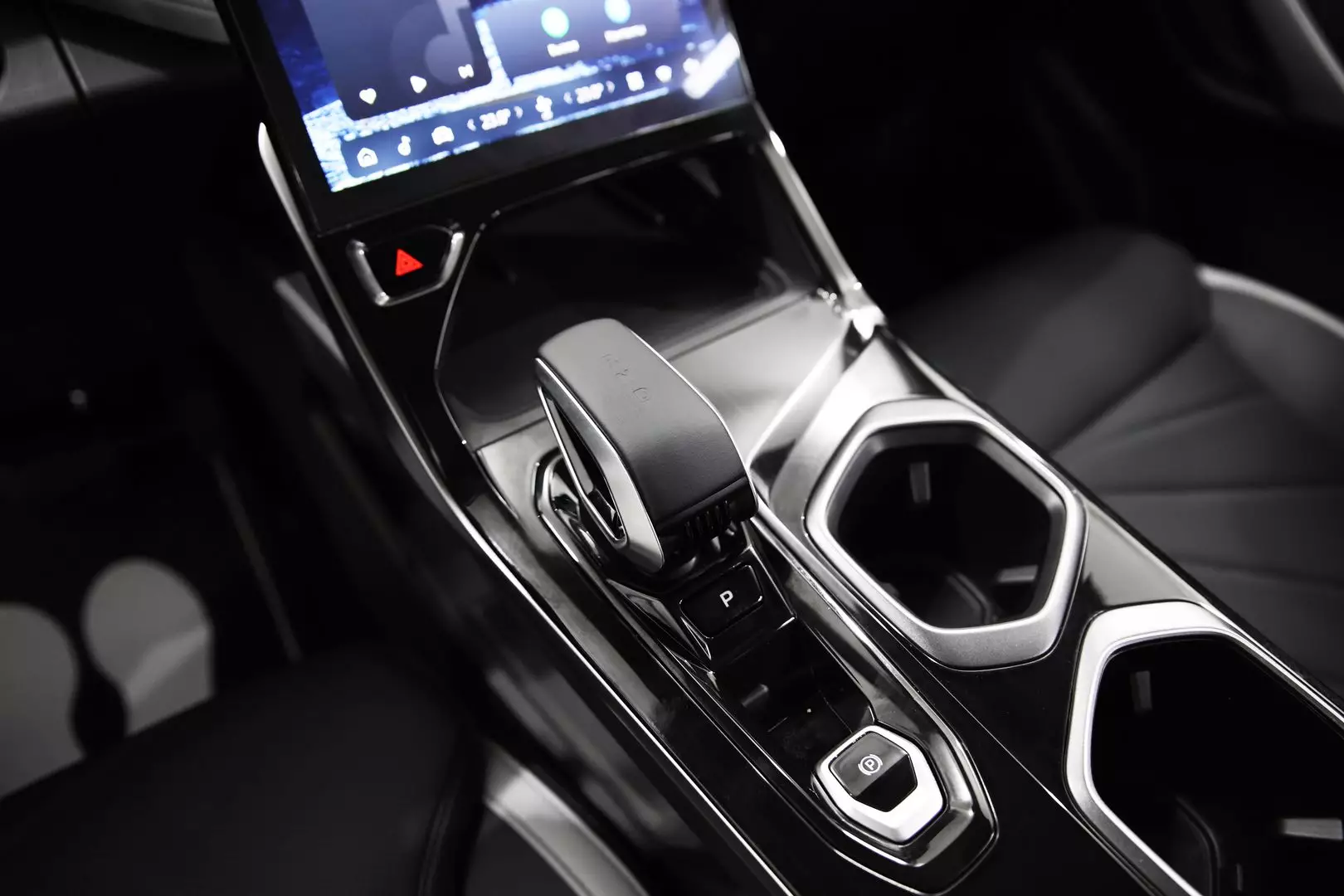 Автосалон: Geely Atlas New