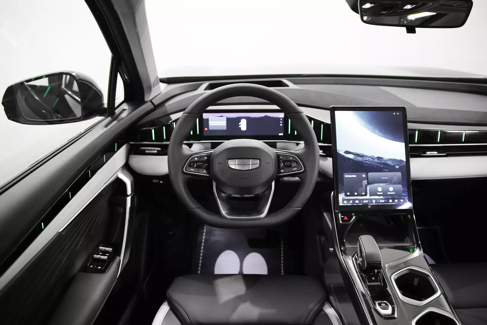 Автосалон: Geely Atlas New