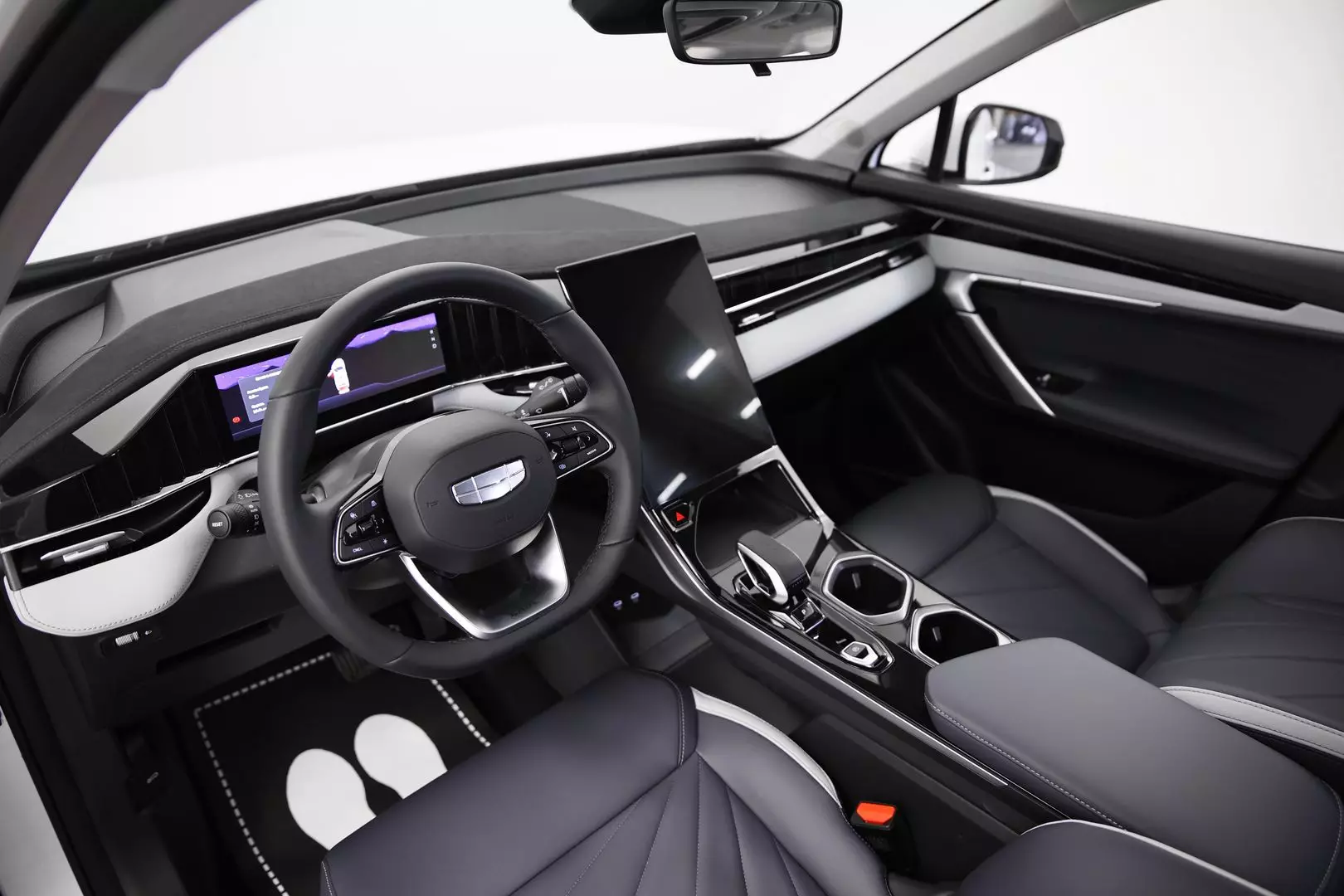 Автосалон: Geely Atlas New