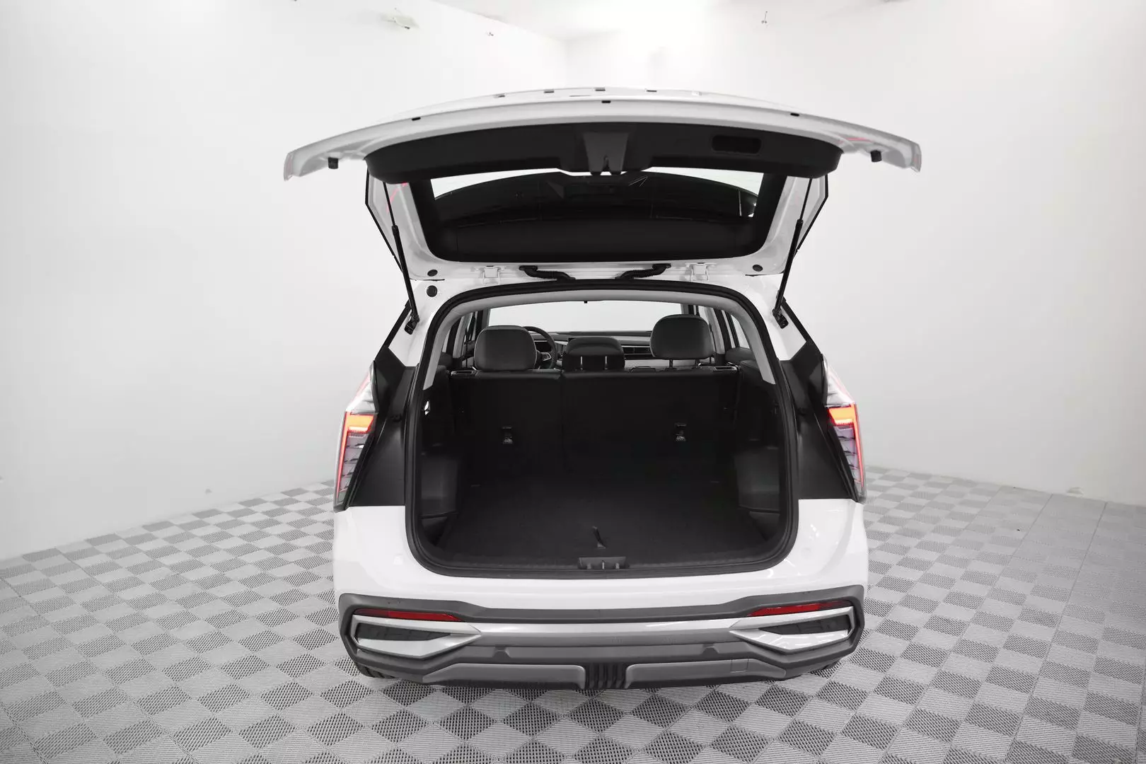 Автосалон: Geely Atlas New