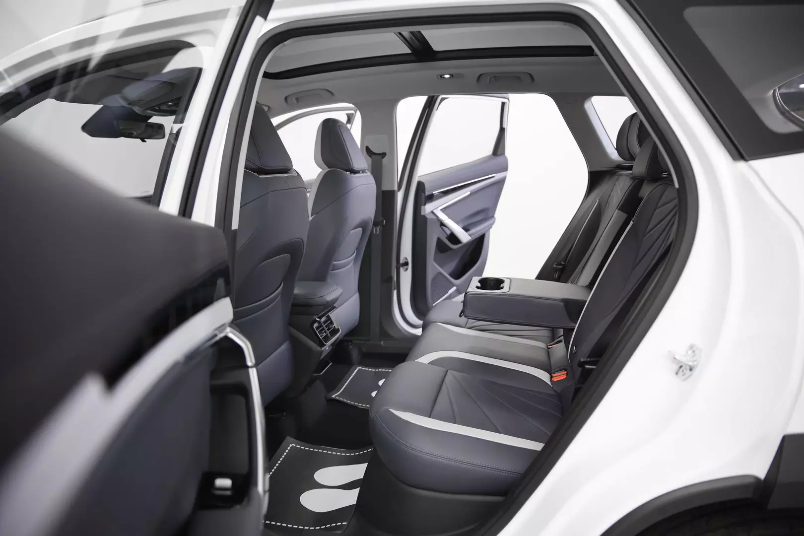 Автосалон: Geely Atlas New