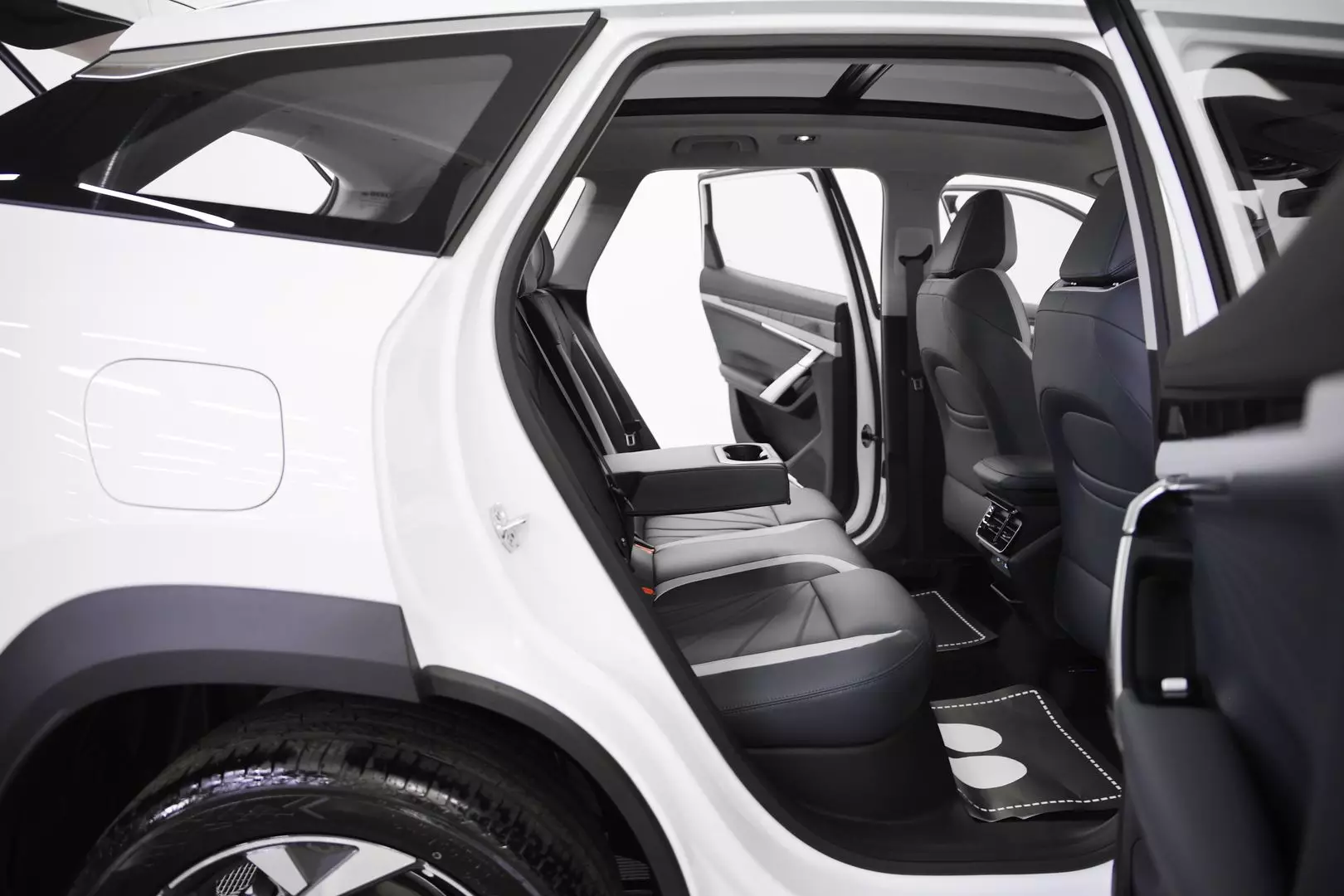 Автосалон: Geely Atlas New