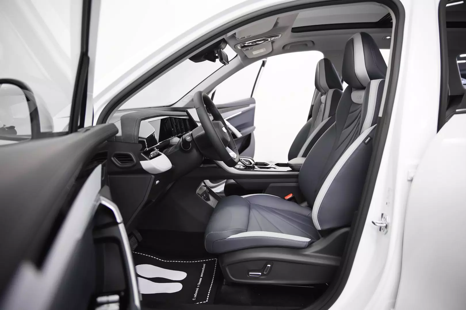 Автосалон: Geely Atlas New
