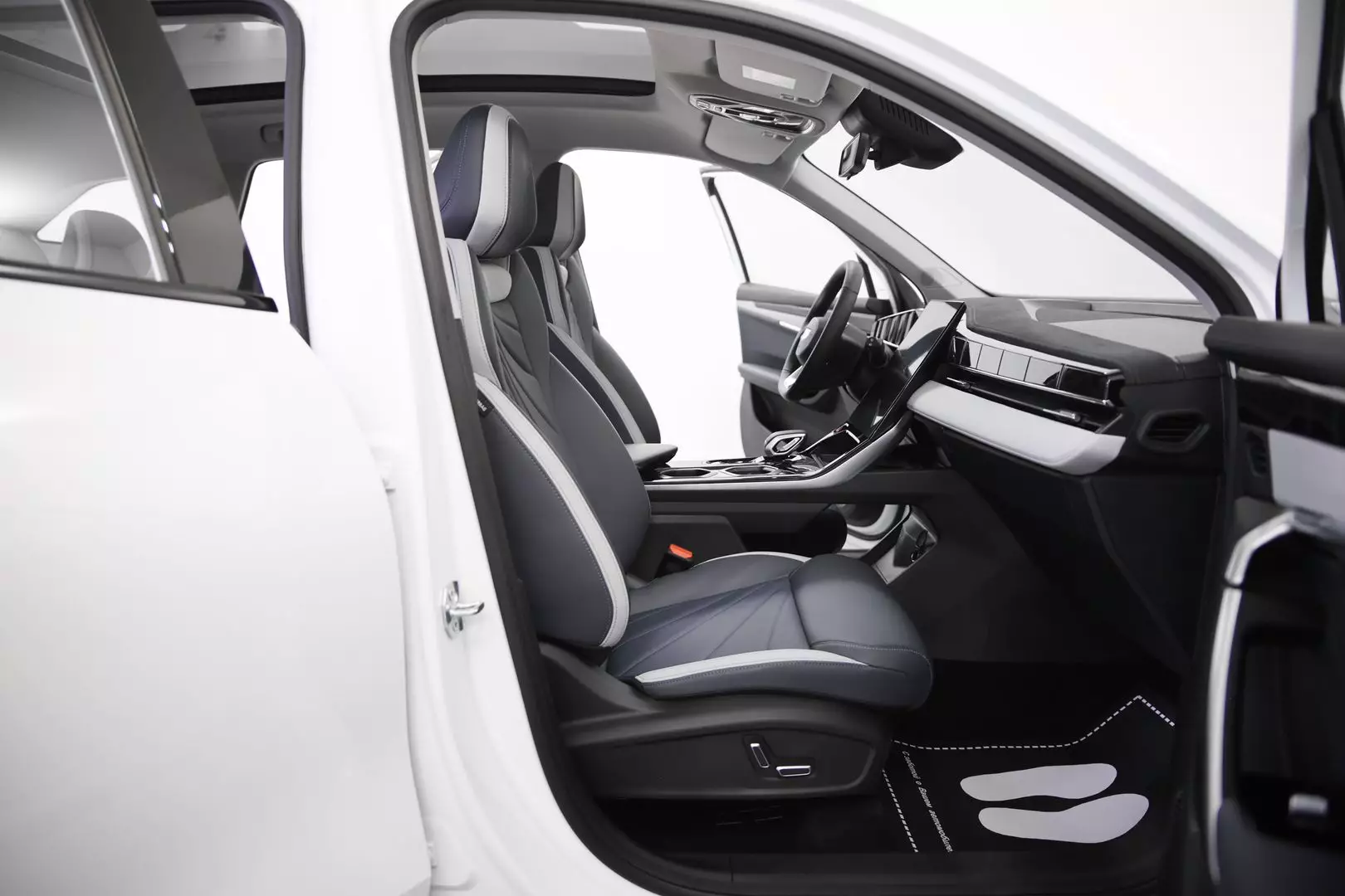 Автосалон: Geely Atlas New
