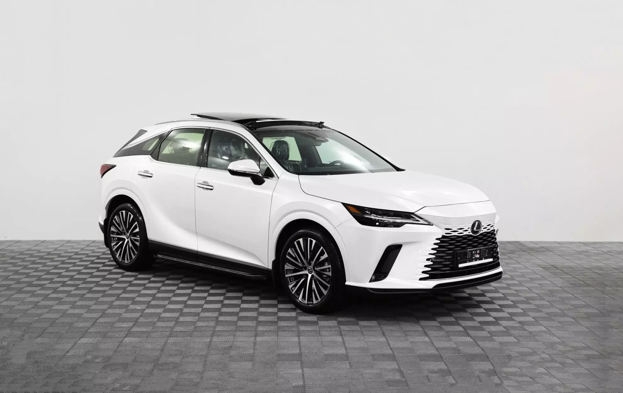 Автосалон: Lexus RX