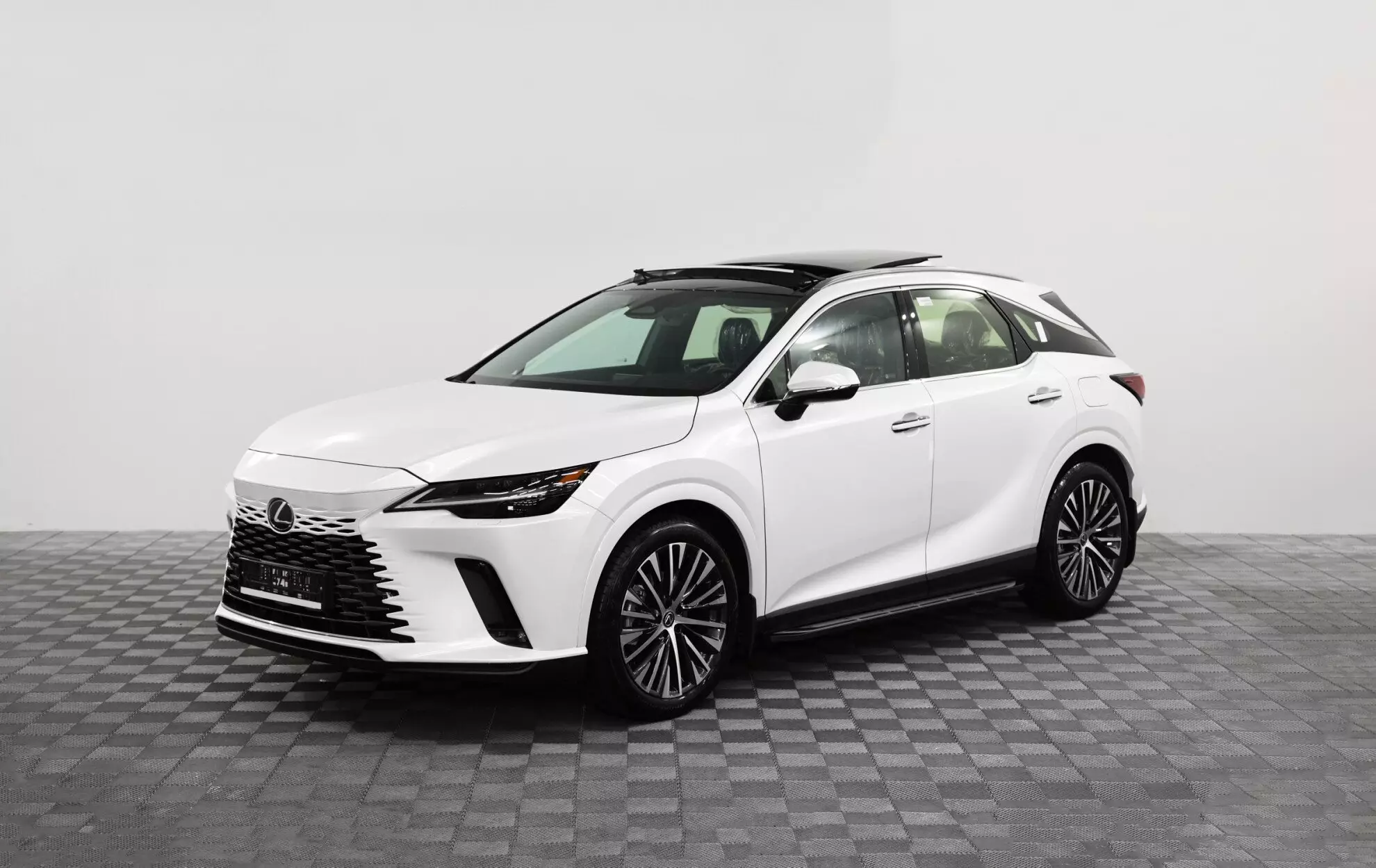 Автосалон: Lexus RX