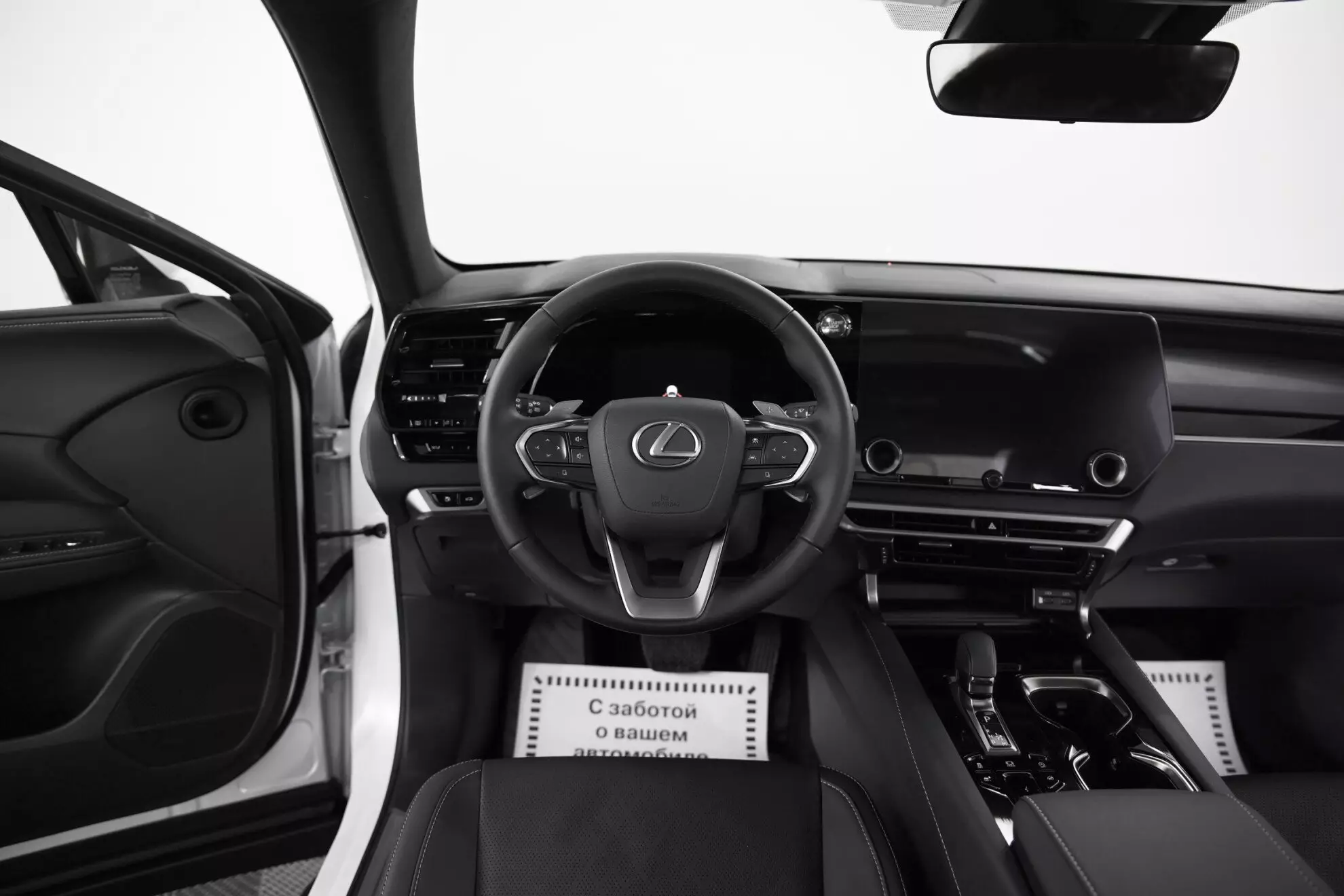 Автосалон: Lexus RX