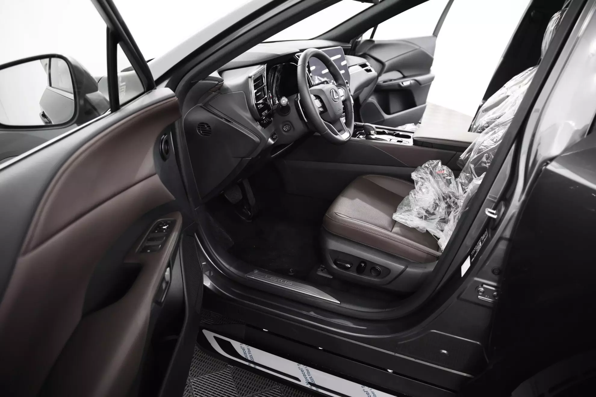 Автосалон: Lexus RX