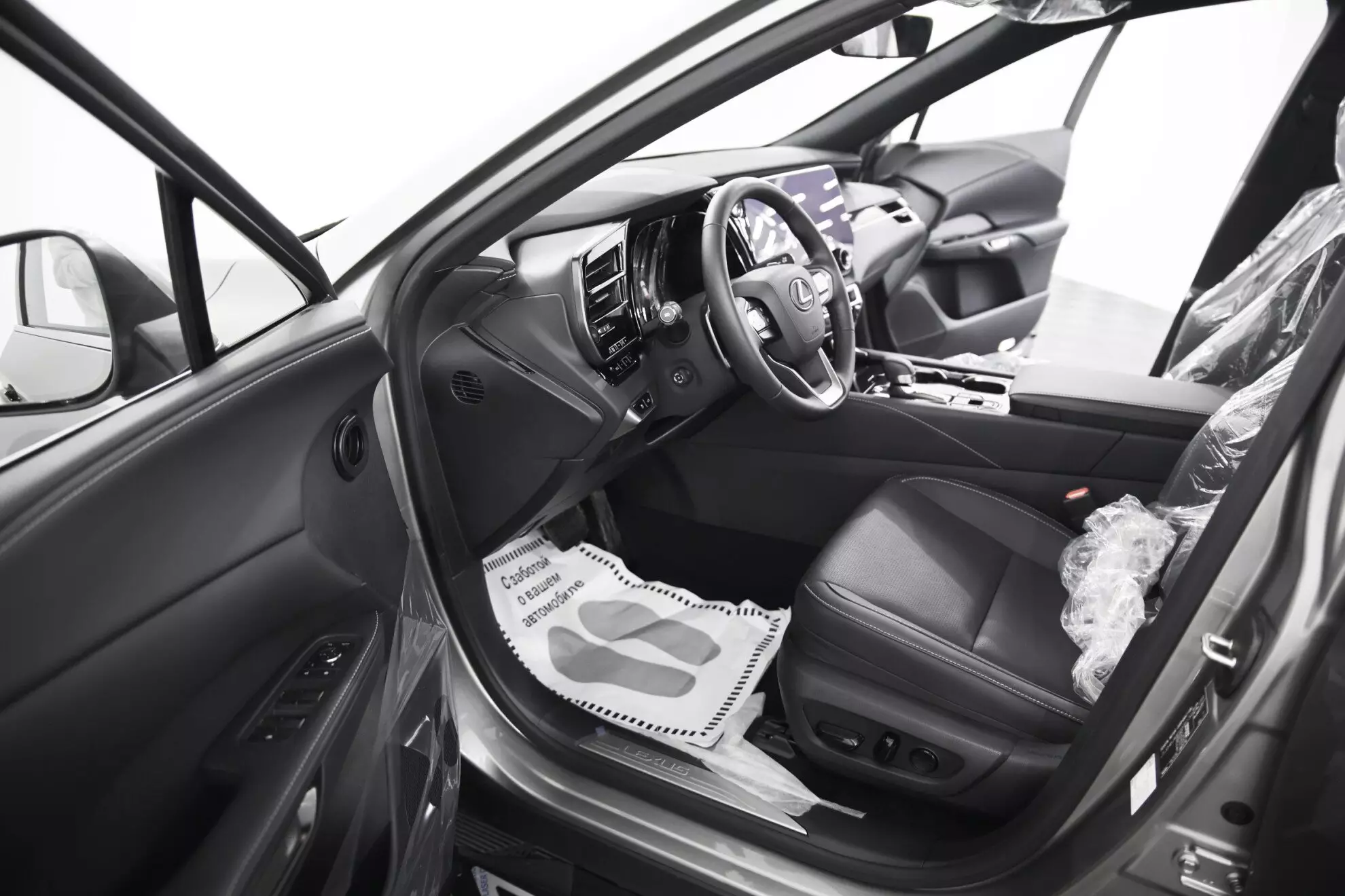 Автосалон: Lexus RX