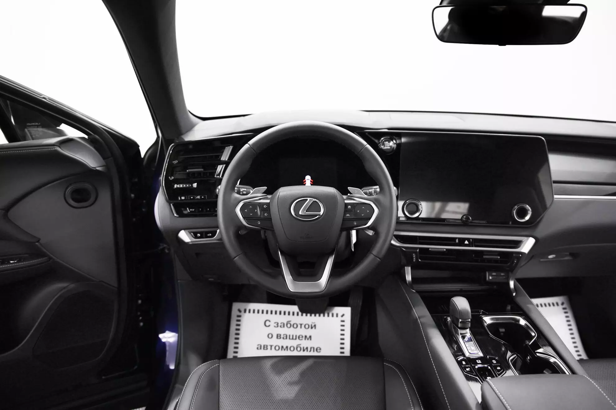Автосалон: Lexus RX