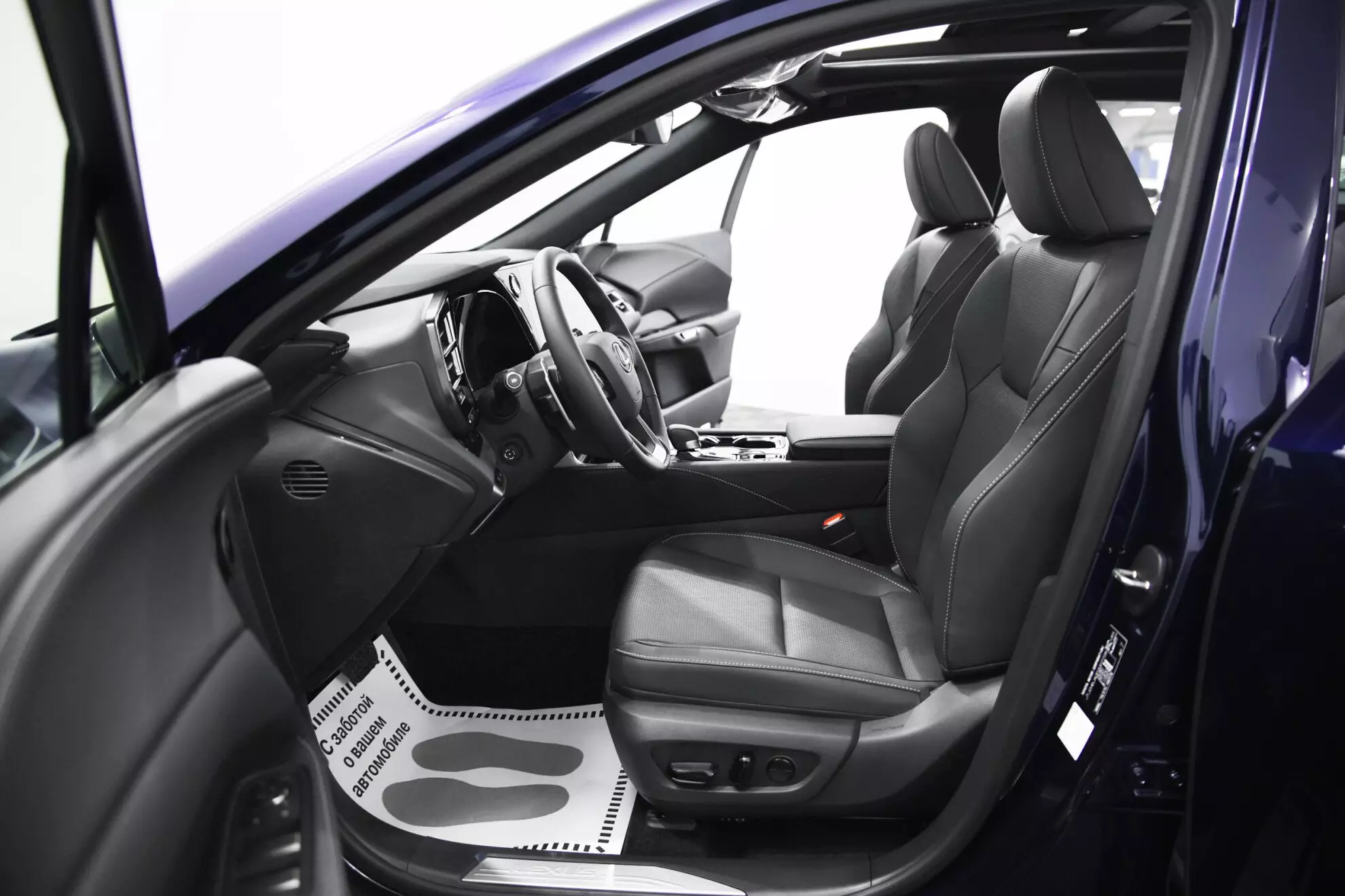Автосалон: Lexus RX