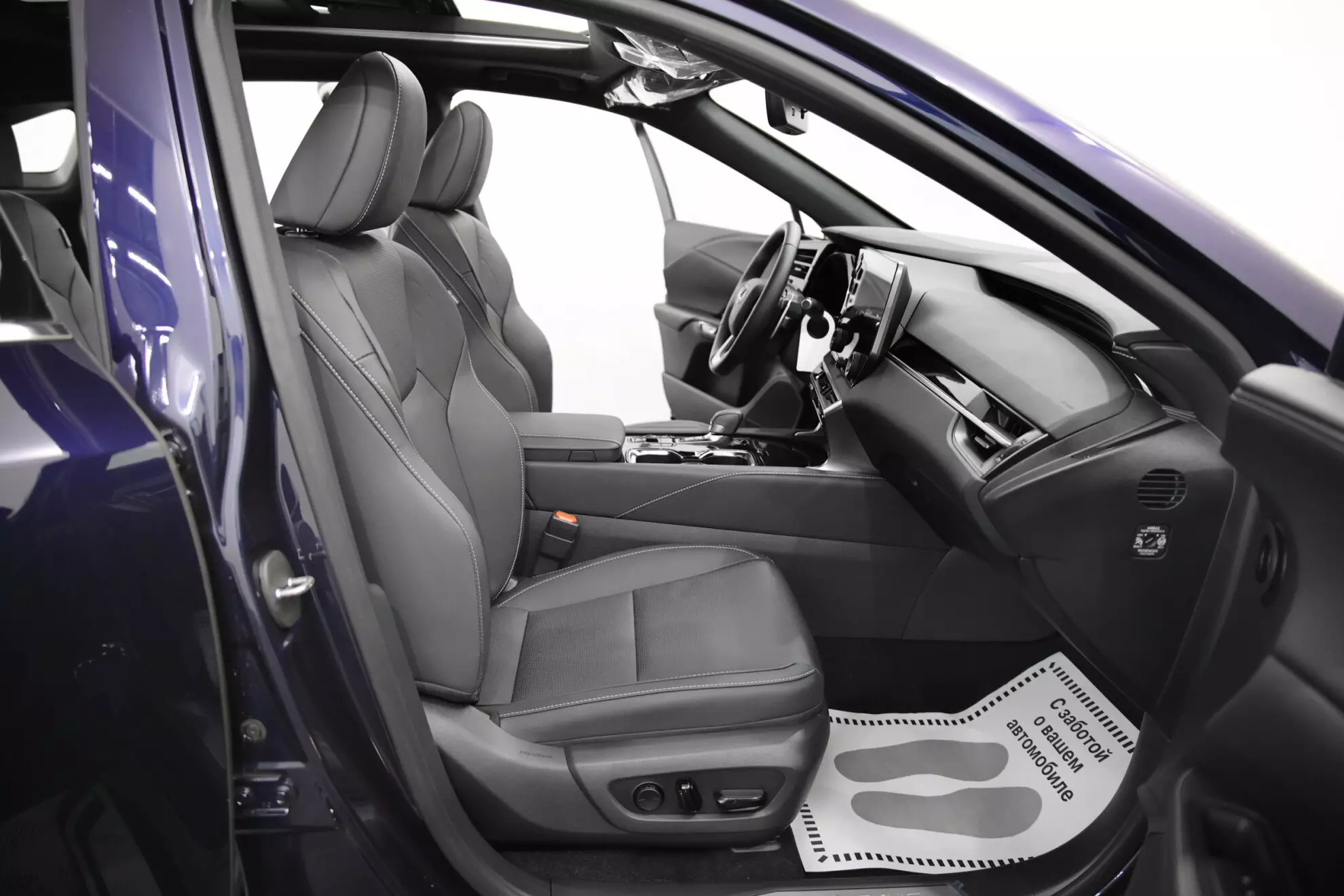 Автосалон: Lexus RX