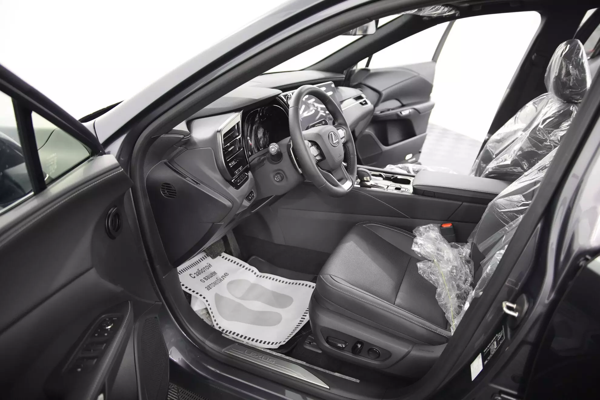 Автосалон: Lexus RX
