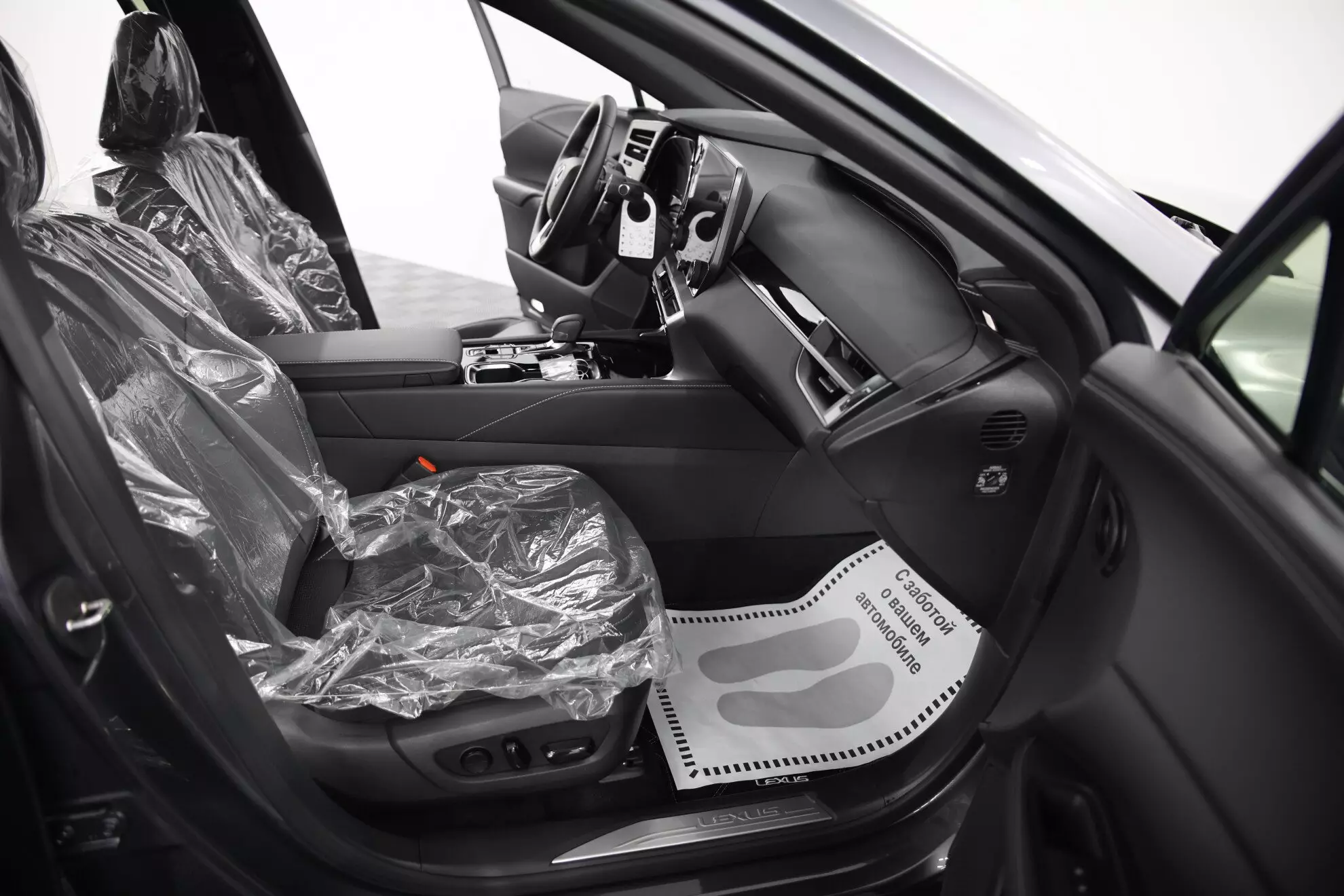 Автосалон: Lexus RX