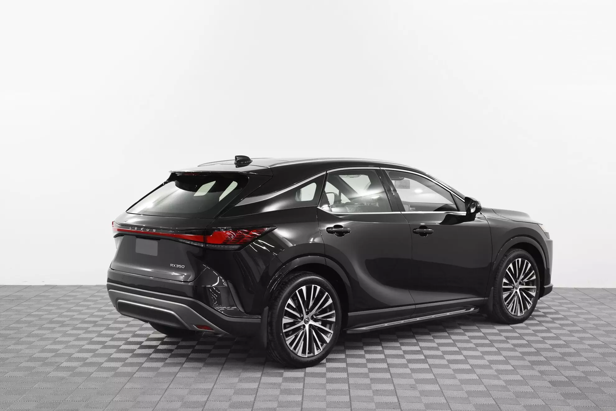 Автосалон: Lexus RX