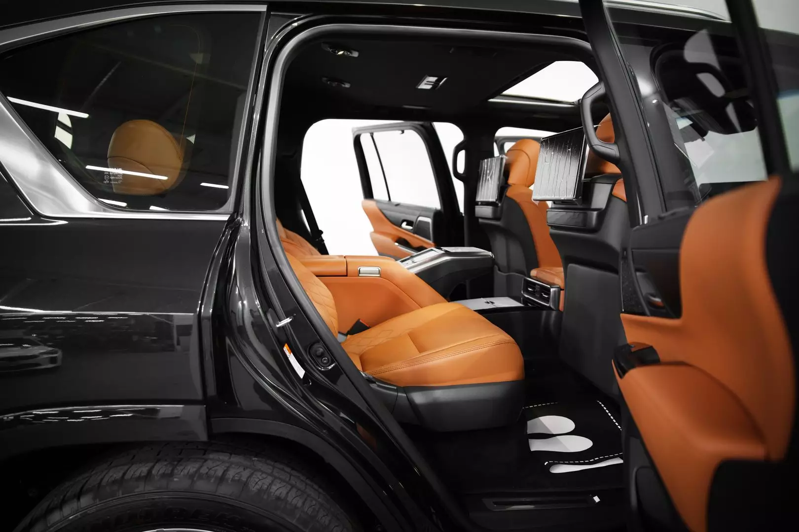 Автосалон: Lexus LX