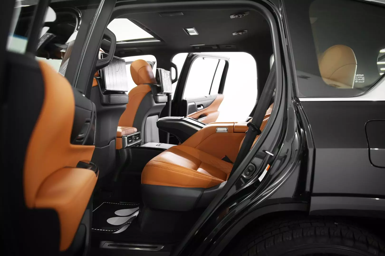 Автосалон: Lexus LX