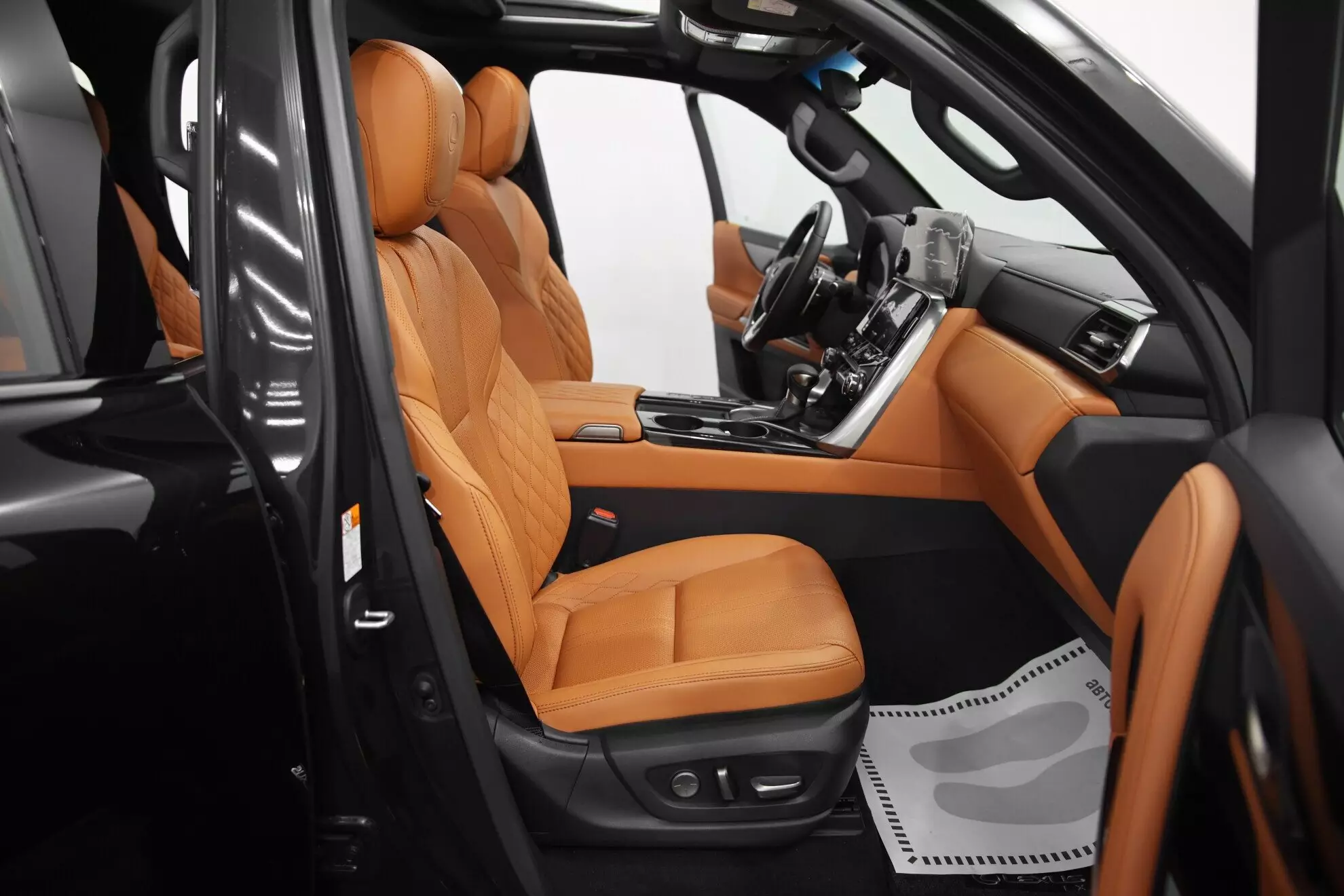 Автосалон: Lexus LX