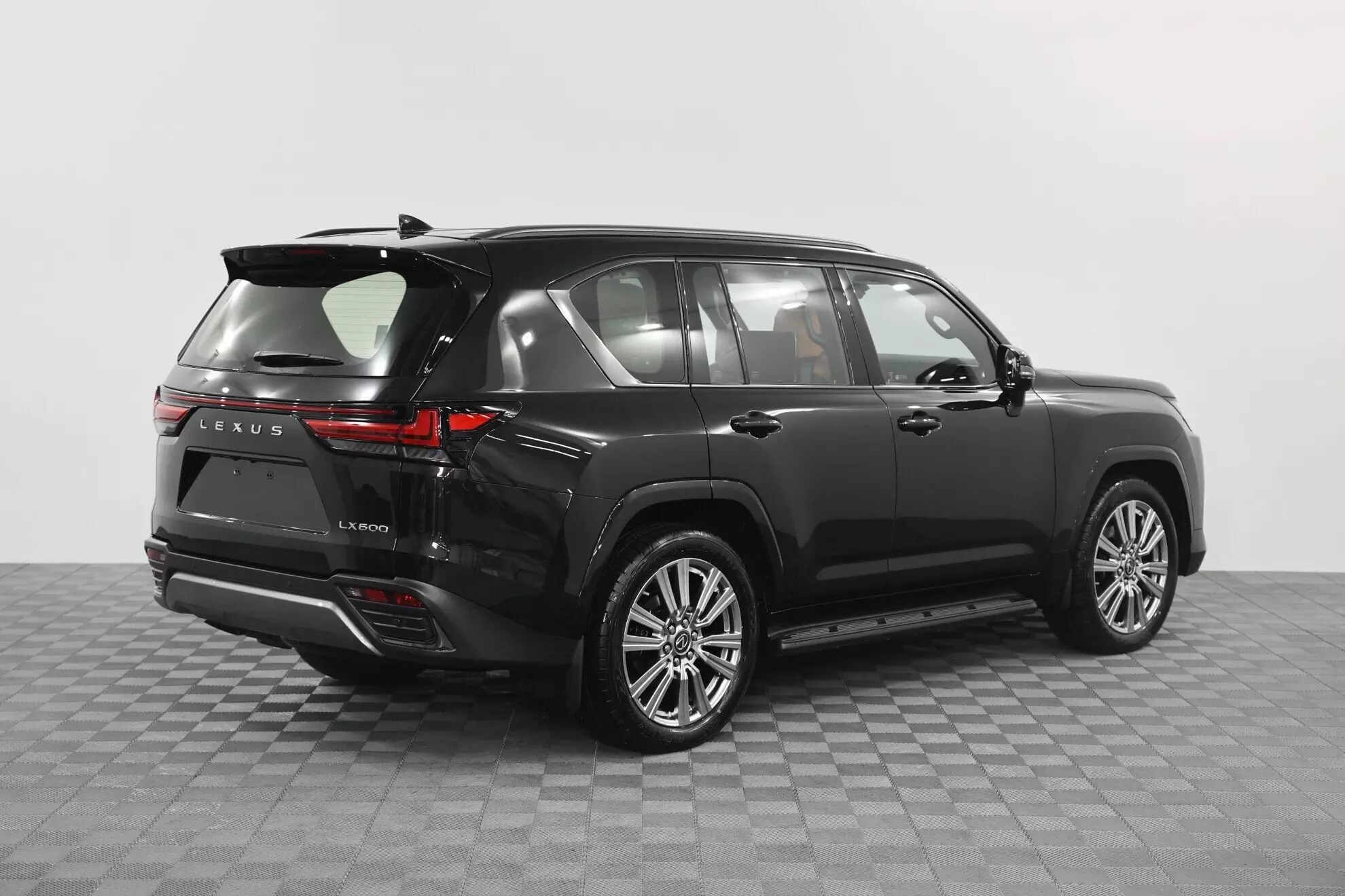 Автосалон: Lexus LX
