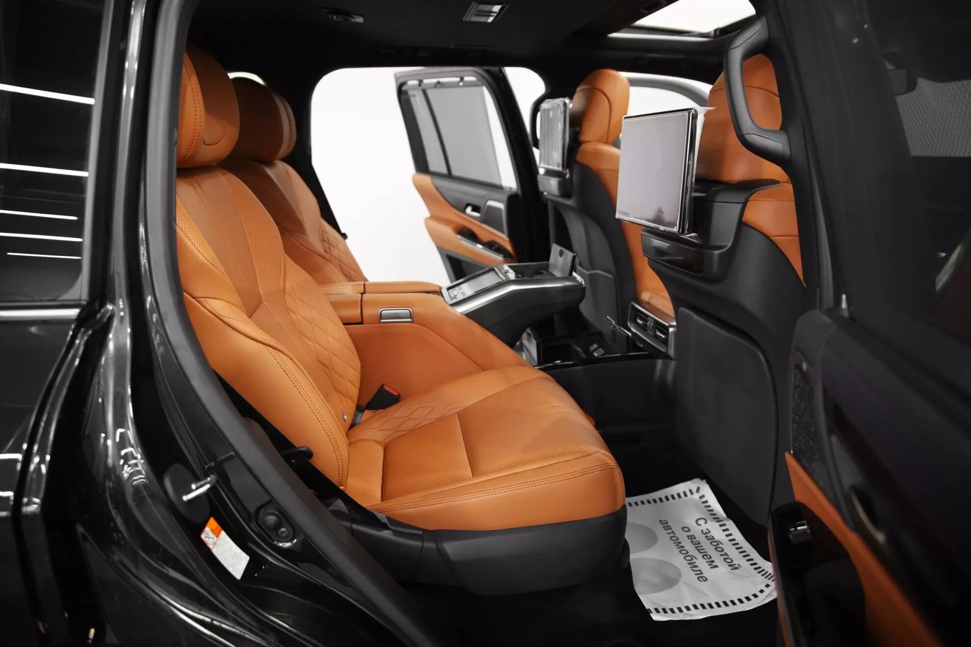 Автосалон: Lexus LX
