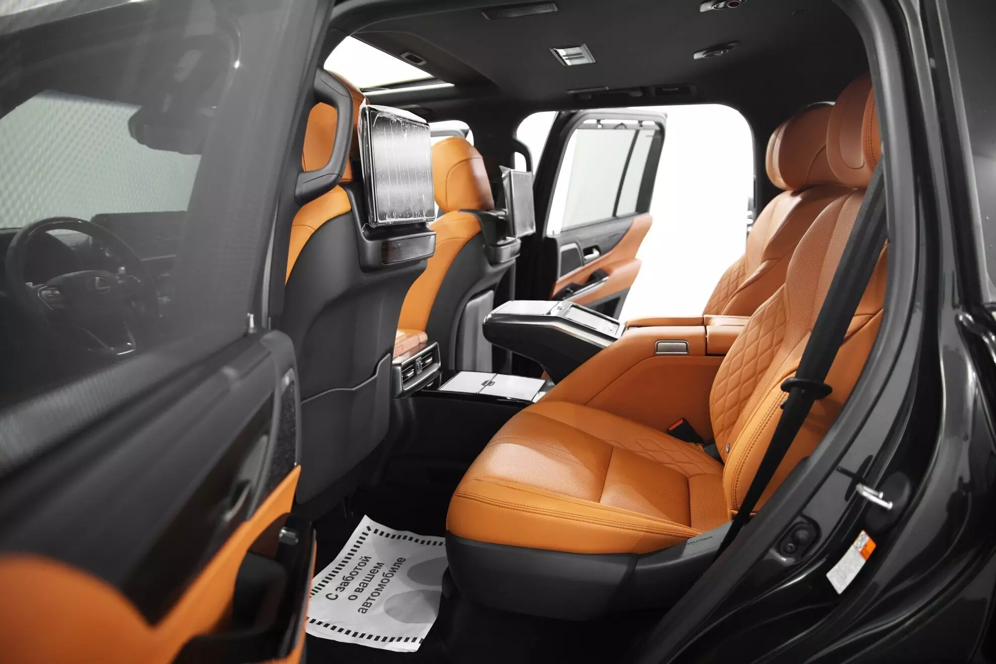 Автосалон: Lexus LX