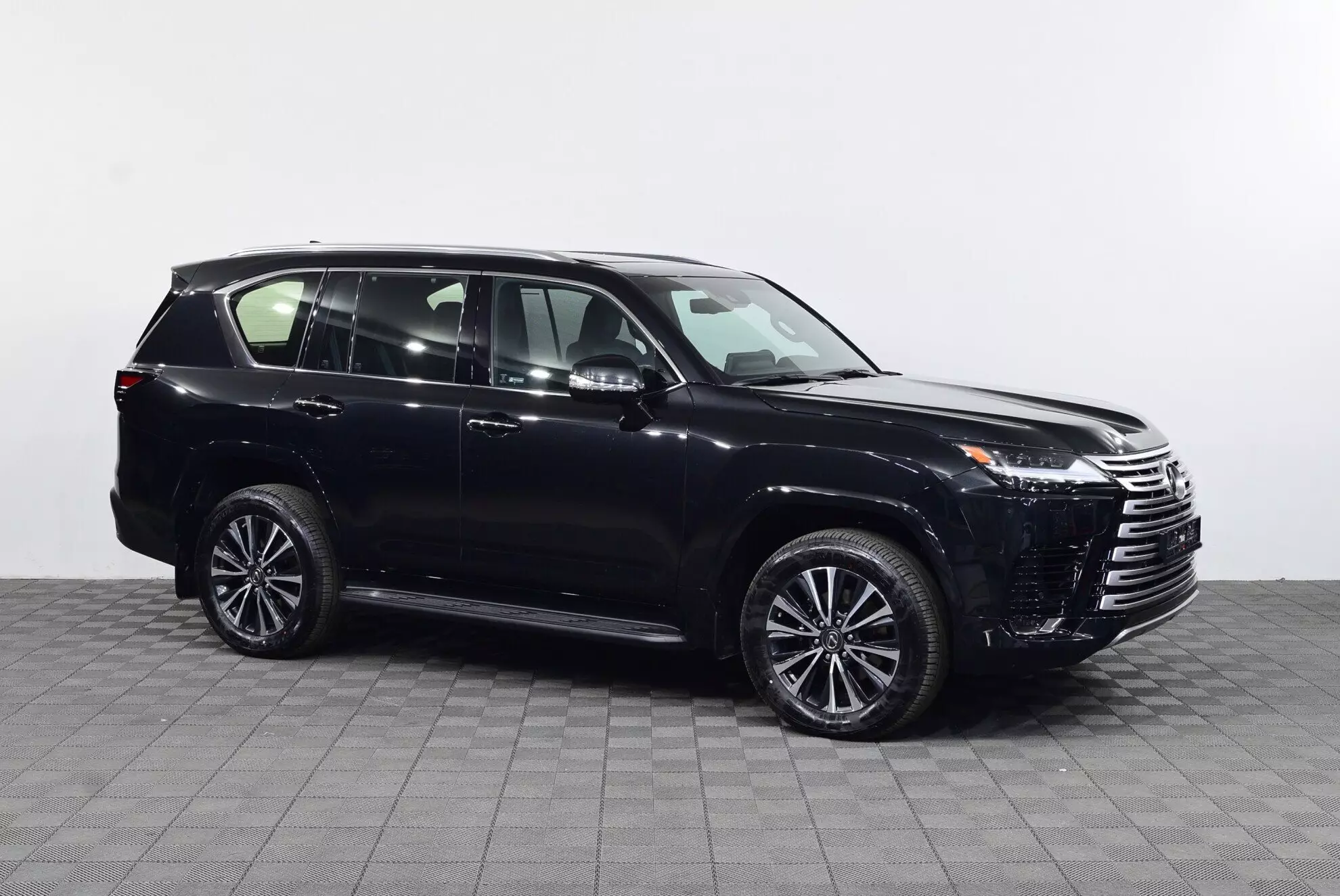 Автосалон: Lexus LX